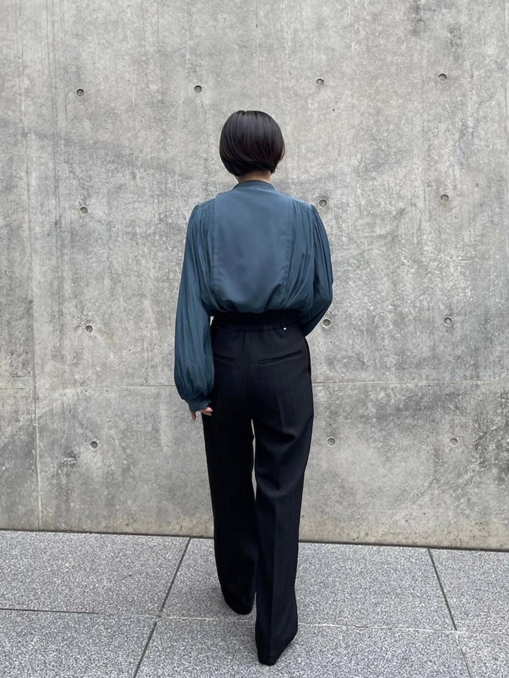 ブルー系のシャツ/ブラウス、ブラック系のその他パンツを着用したレディースの秋コーディネートの3枚目の写真