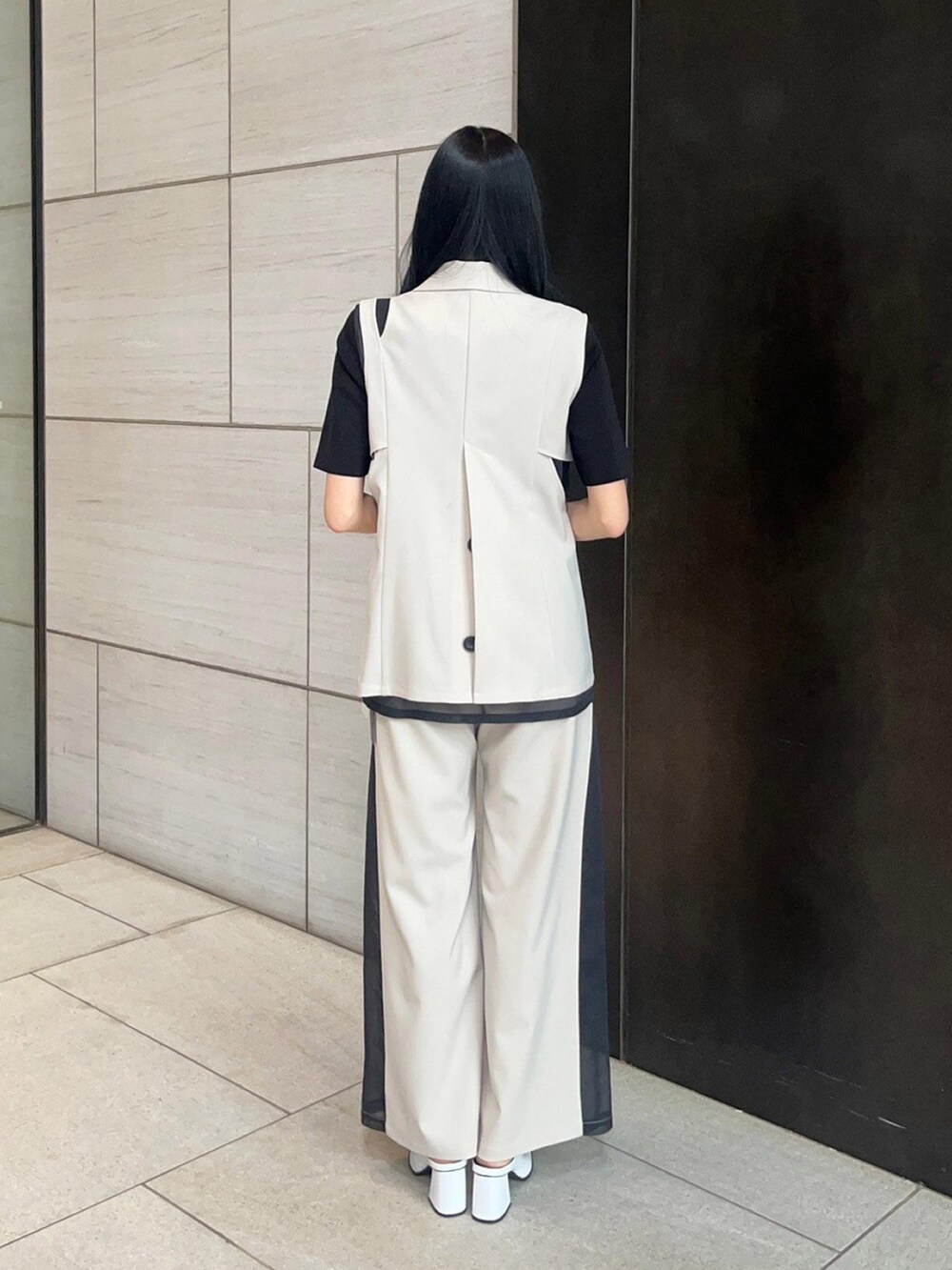 ベージュ系のベスト、ベージュ系のその他パンツを着用したレディースの春コーディネートの2枚目の写真