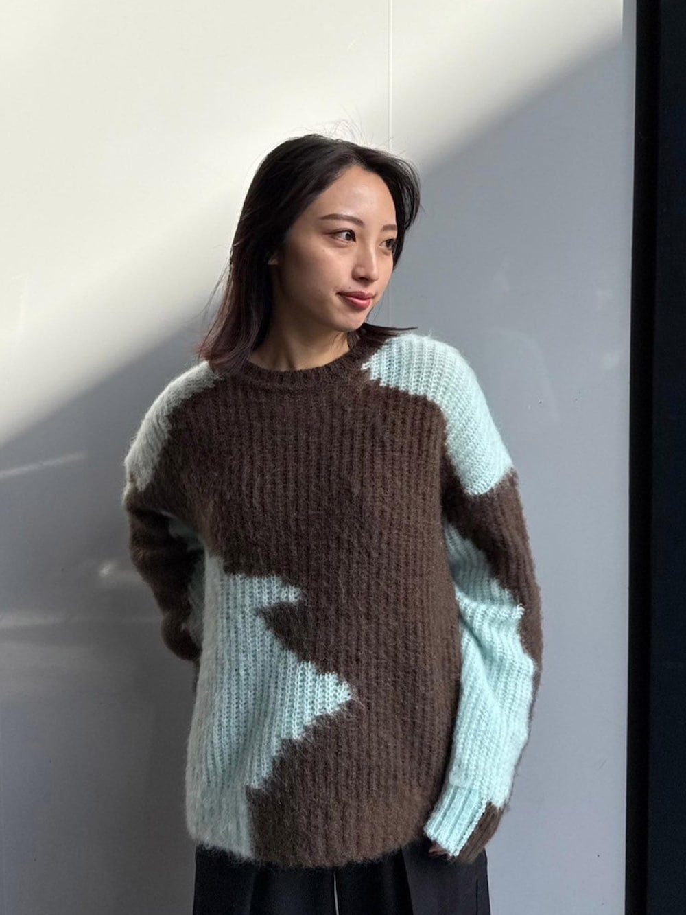 「UNITED TOKYOのランダムモチーフモヘアニット（ニット/セーター、ブラウン系）」を使った、UNITED TOKYO STAFFさん（レディース・161cm）の秋コーディネートの4枚目の写真