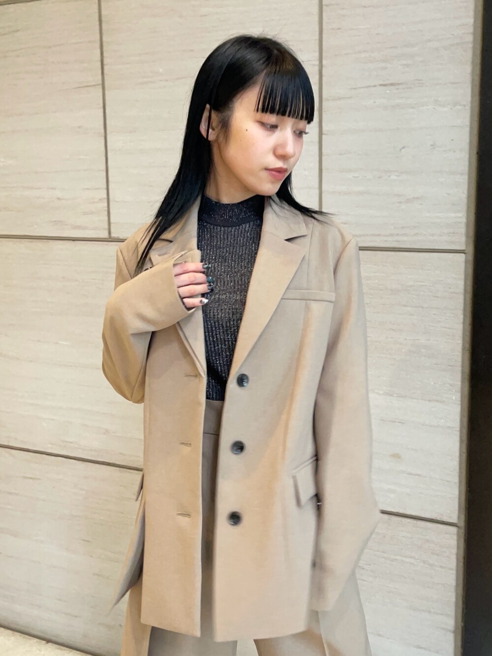 ベージュ系のテーラードジャケット、ベージュ系のその他パンツを着用したレディースの春コーディネートの4枚目の写真