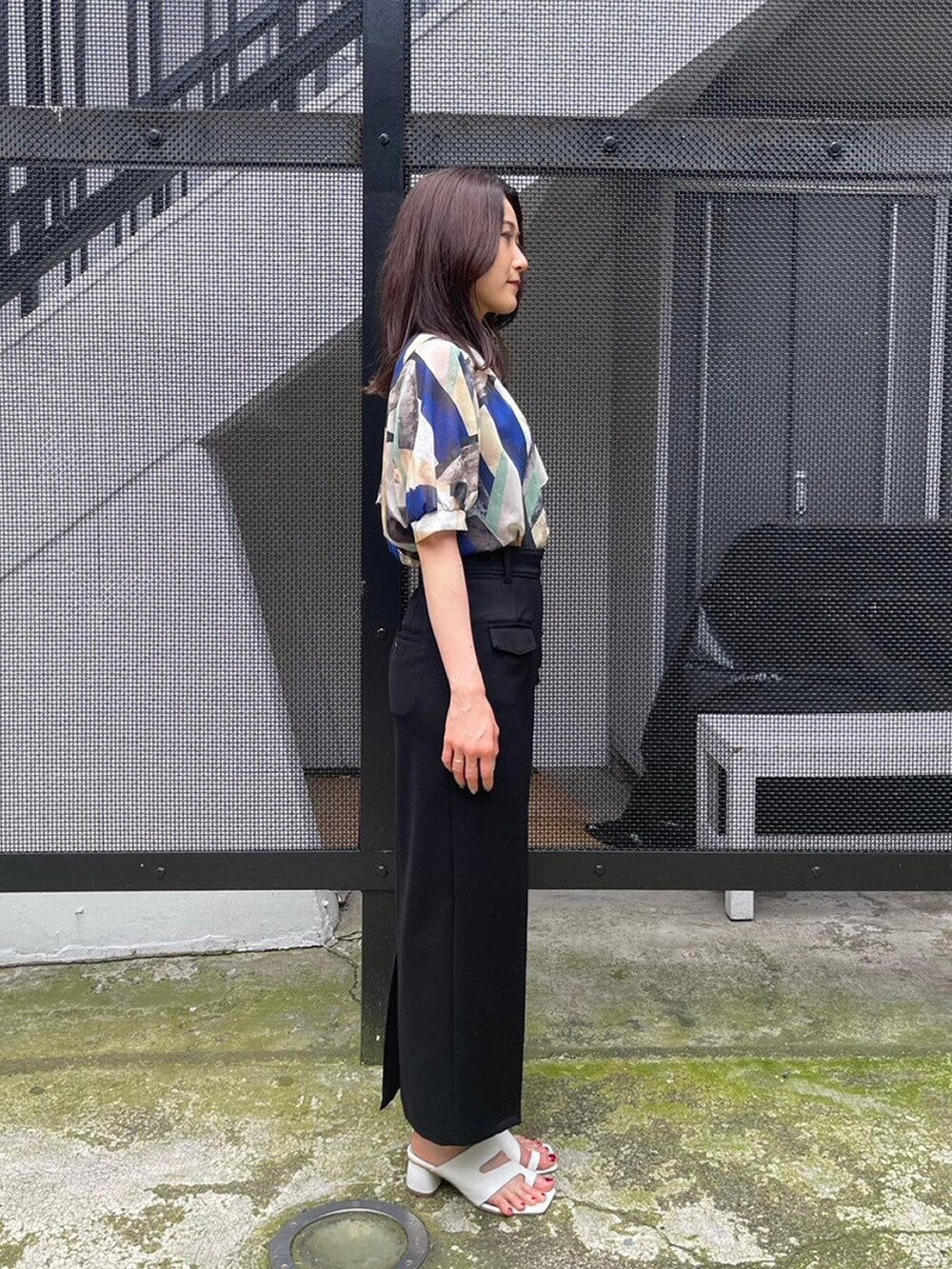 ブルー系のシャツ/ブラウス、ブラック系のスカートを着用したレディースの春コーディネートの4枚目の写真