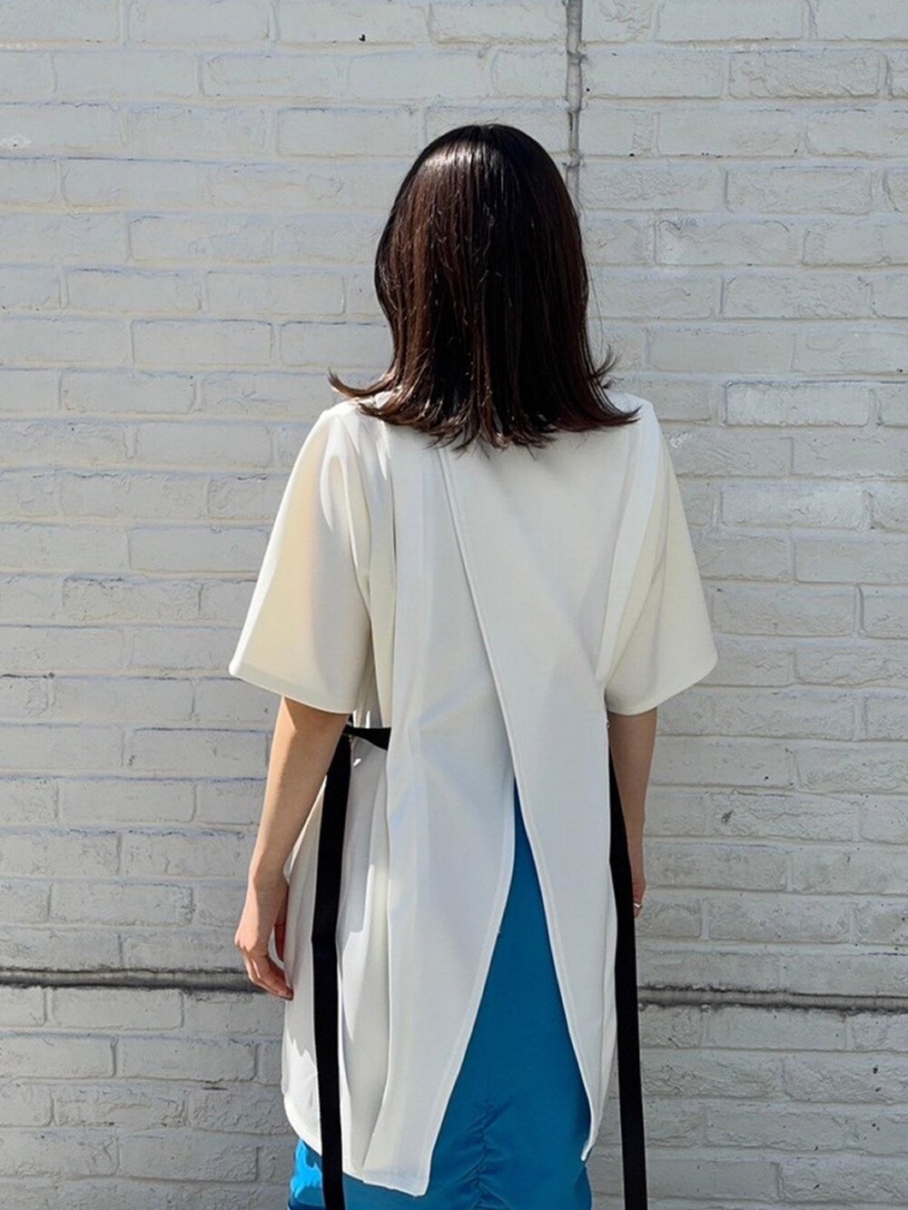 ホワイト系のTシャツ/カットソーを着用したレディースの春コーディネートの6枚目の写真