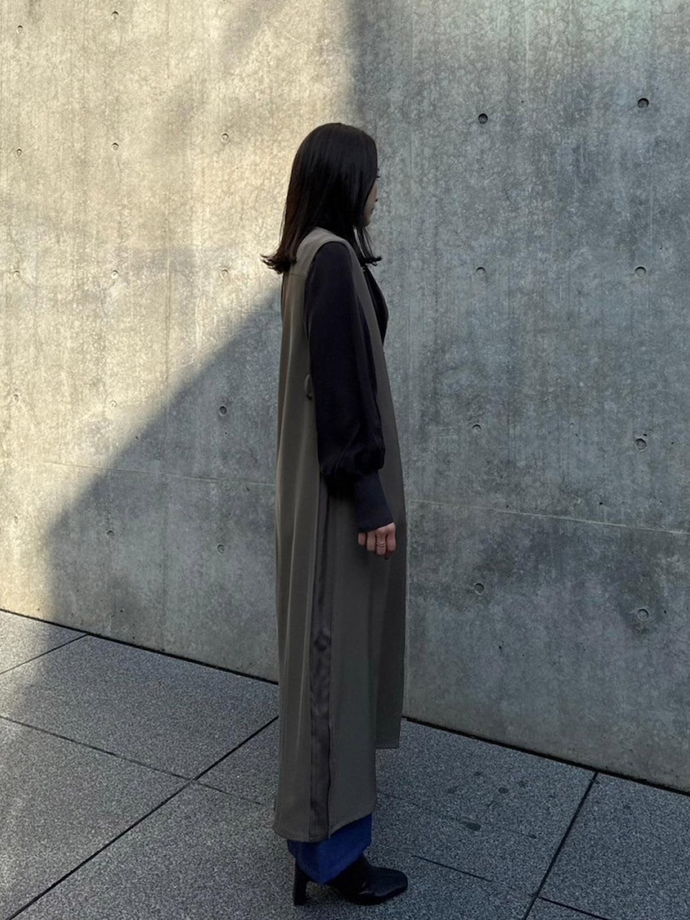 ベージュ系のワンピース、ブラウン系のシャツ/ブラウス、ブルー系のその他パンツを着用したレディースの秋コーディネートの2枚目の写真