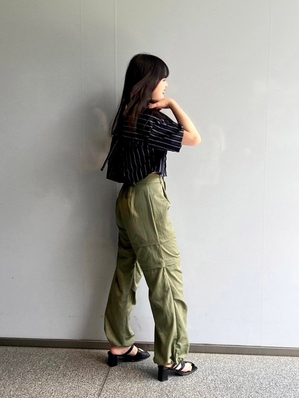 ブルー系のシャツ/ブラウス、グリーン系のカーゴパンツを着用したレディースの春コーディネートの4枚目の写真