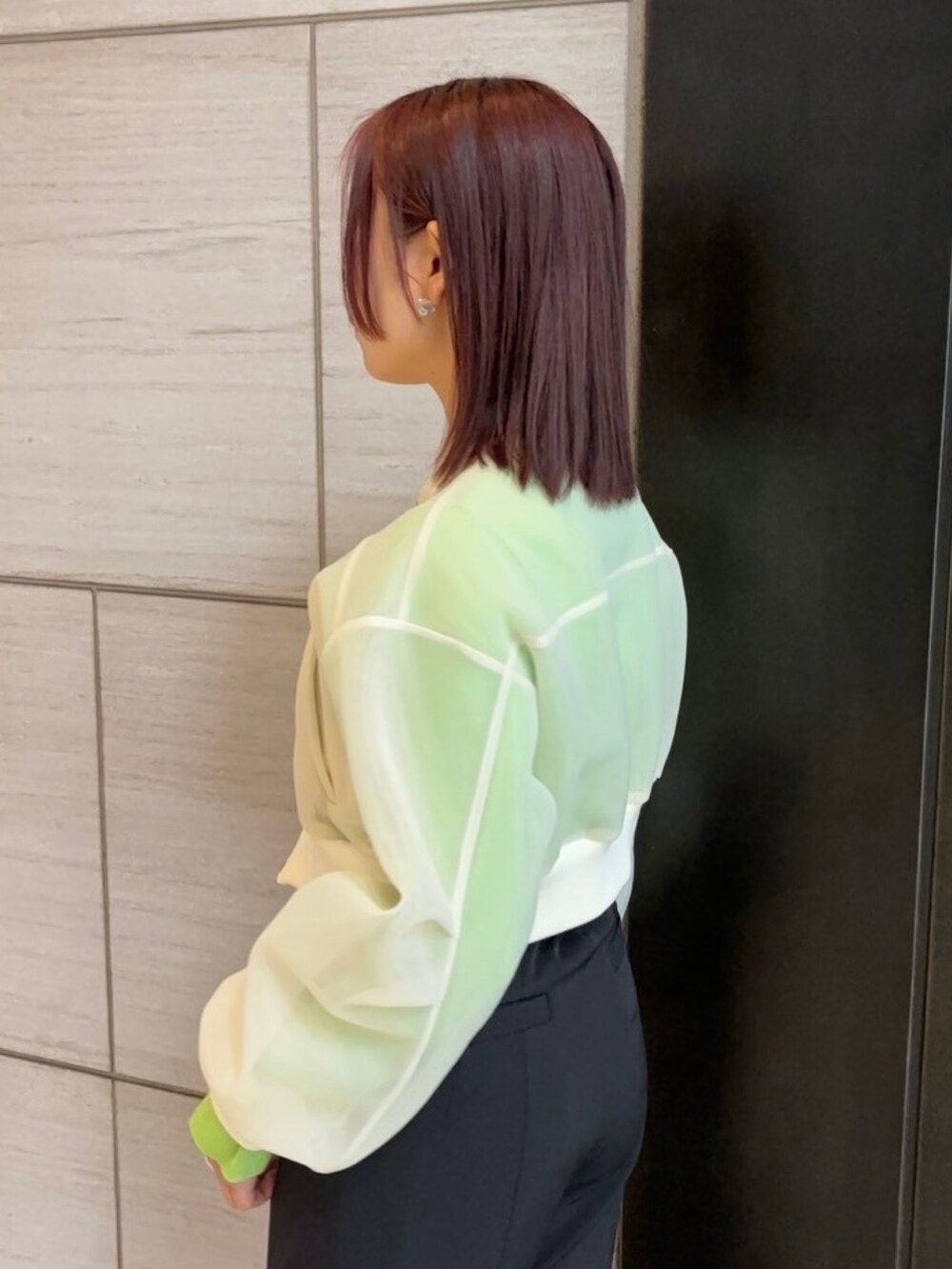 ベージュ系のブルゾン、グリーン系のニット/セーター、ブラック系のその他パンツを着用したレディースの春コーディネートの5枚目の写真