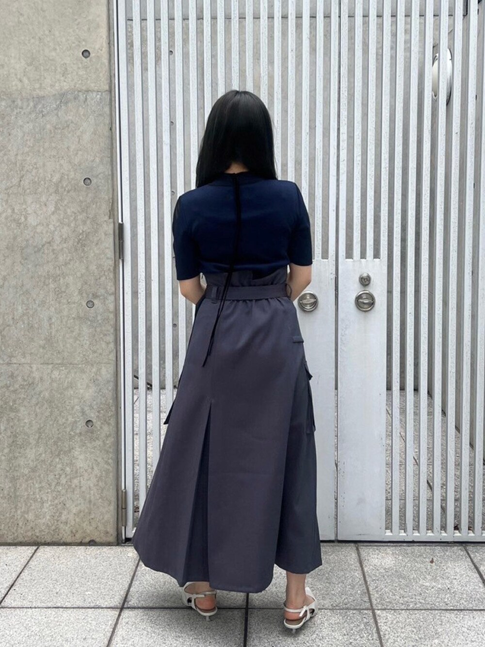 ブルー系のニット/セーターを着用したレディースの春コーディネートの3枚目の写真