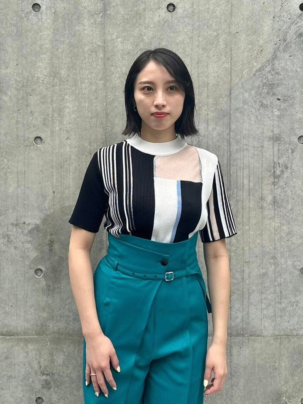 ブラック系のニット/セーターを着用したレディースの春コーディネートの5枚目の写真