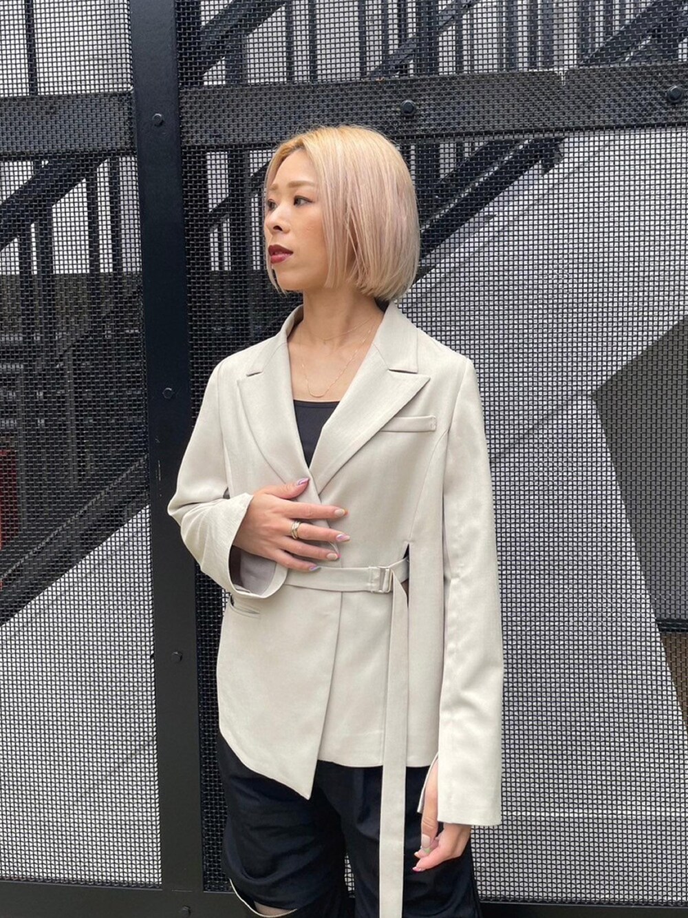 ベージュ系のセットアップ、ブラック系のカーゴパンツを着用したレディースの春コーディネートの6枚目の写真