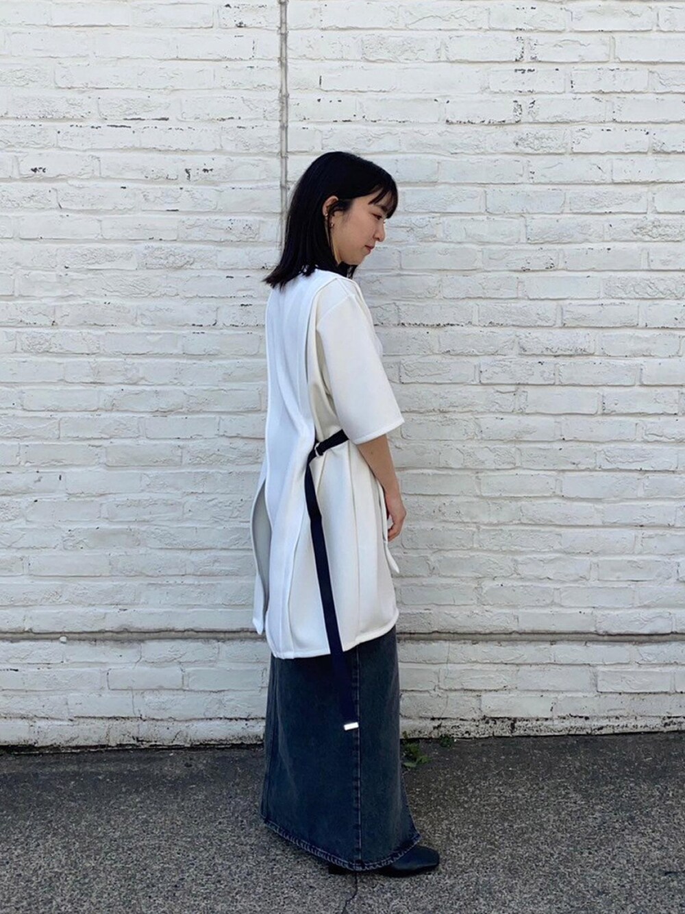 ホワイト系のTシャツ/カットソーを着用したレディースの春コーディネートの4枚目の写真