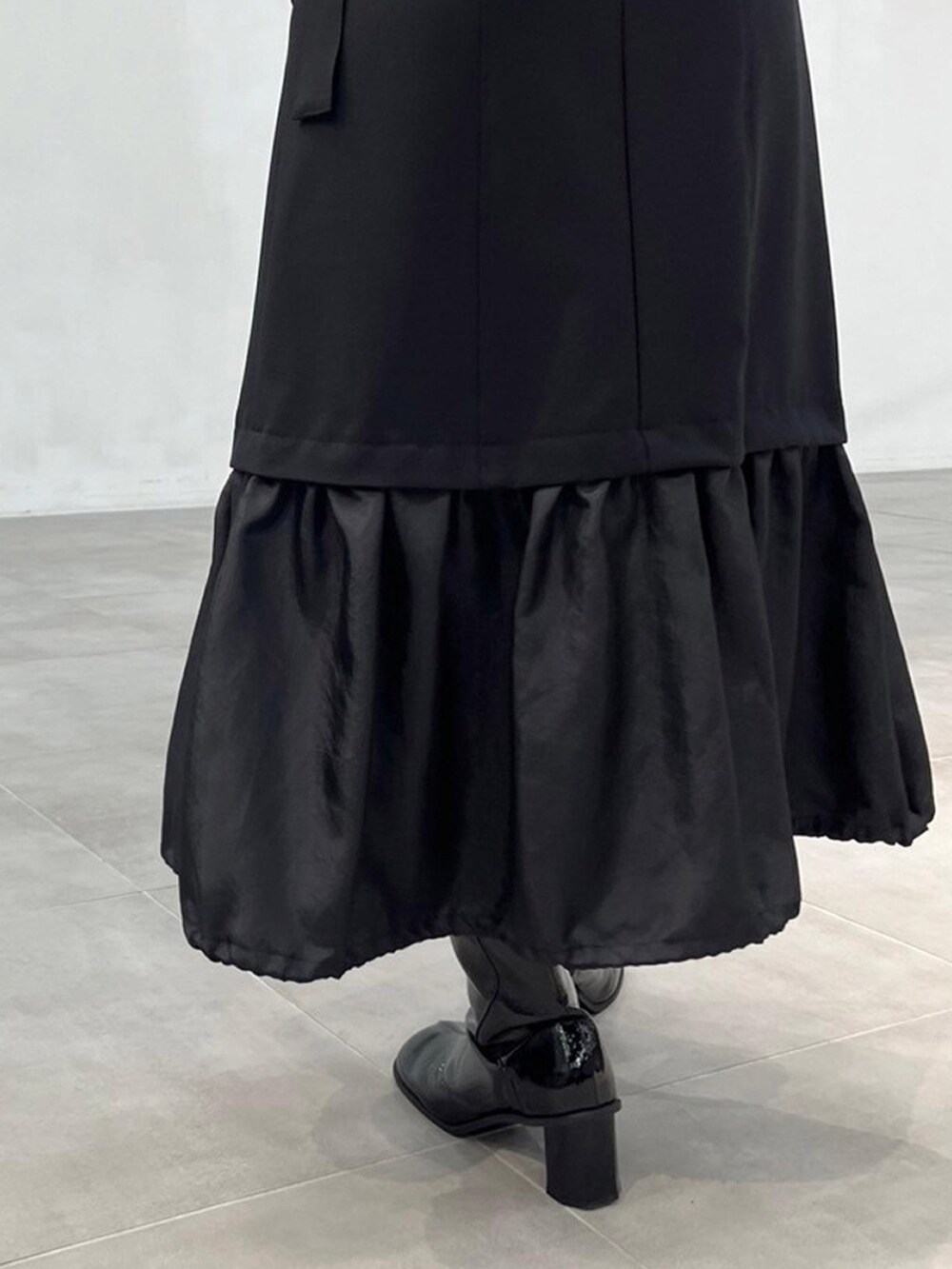 グレー系のTシャツ/カットソー、ブラック系のワンピースを着用したレディースの秋コーディネートの4枚目の写真