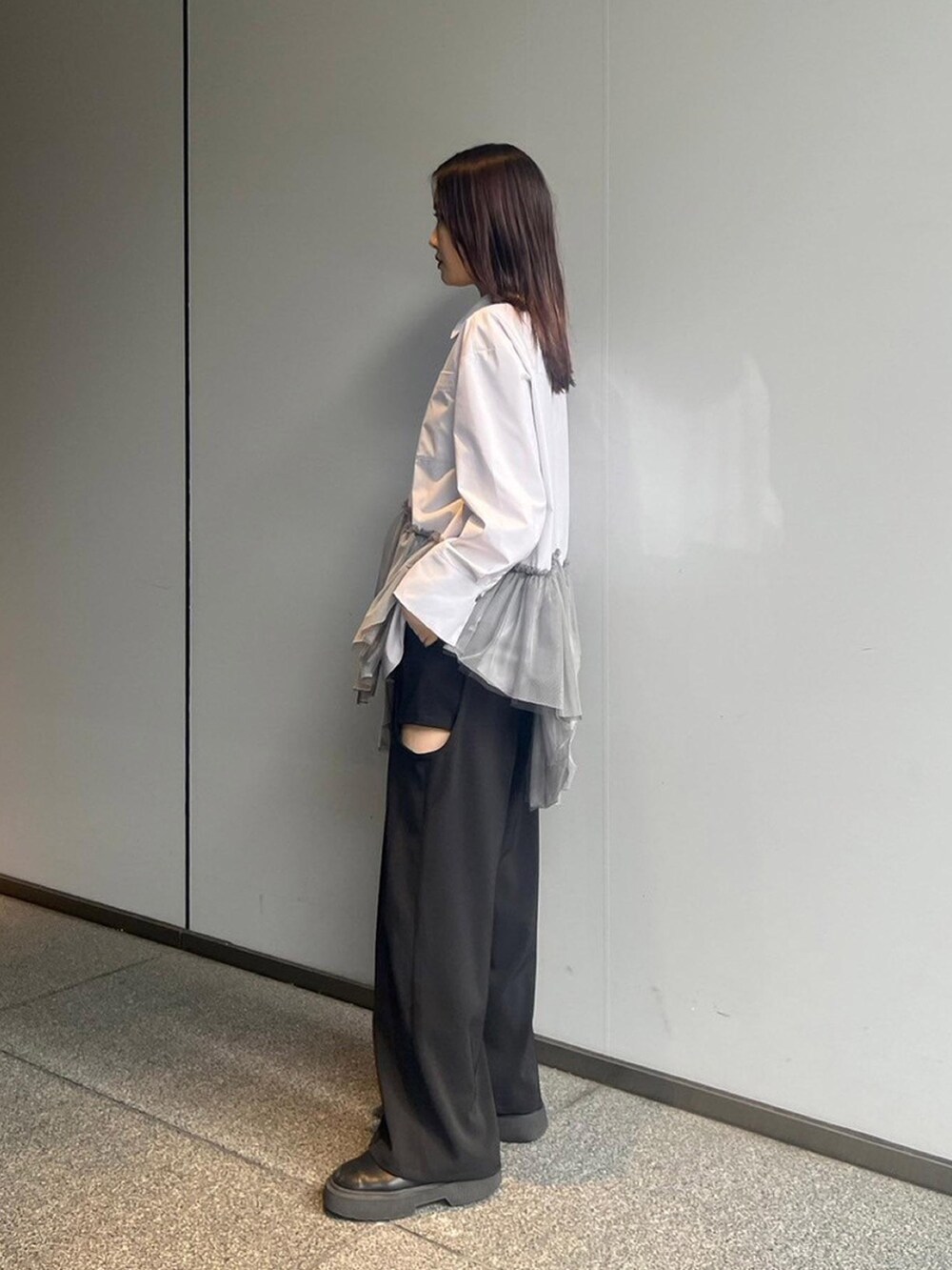 グレー系のシャツ/ブラウス、ブラック系のその他パンツを着用したレディースの秋コーディネートの2枚目の写真