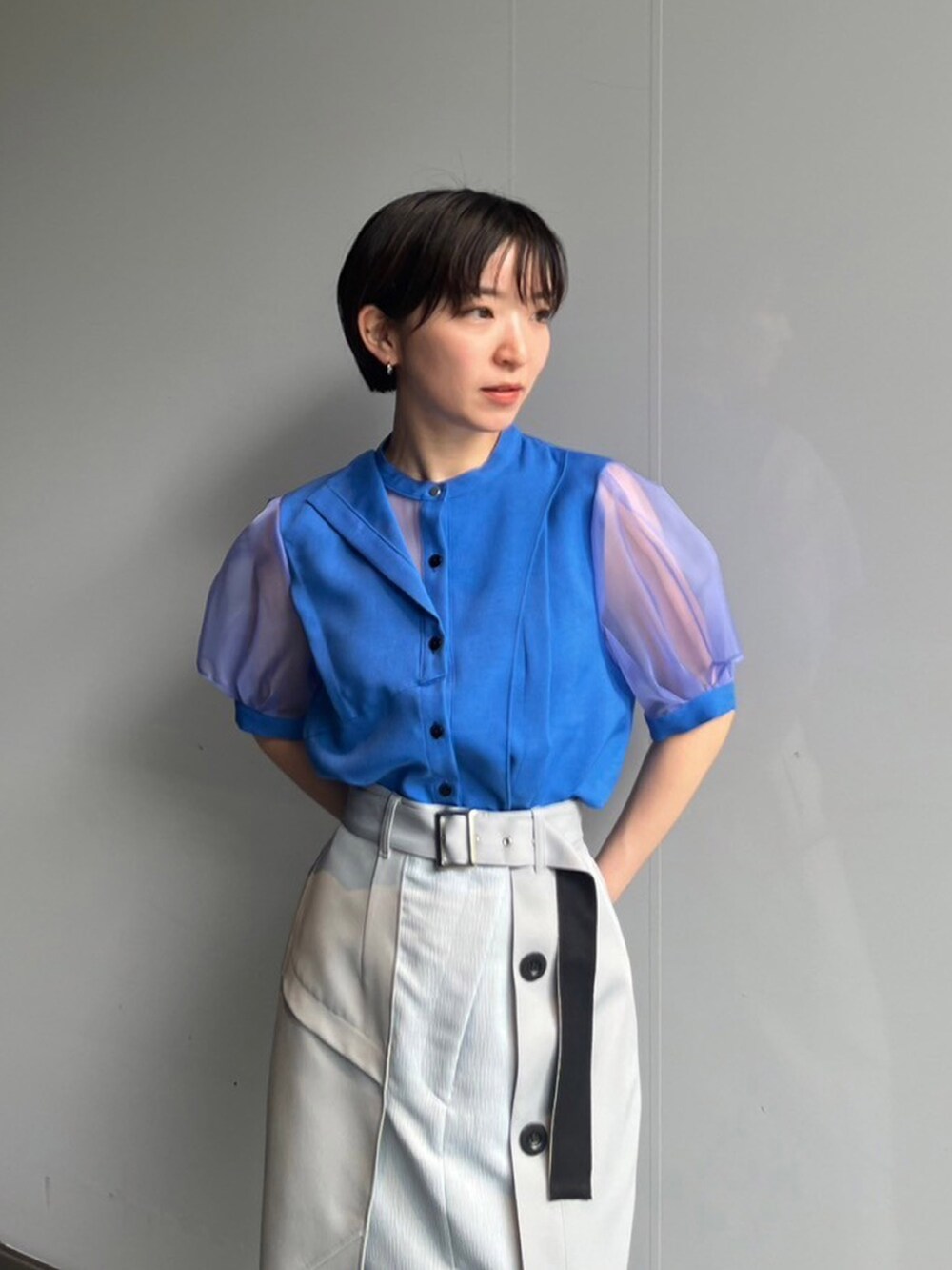 ブルー系のシャツ/ブラウス、グレー系のスカートを着用したレディースの夏コーディネートの4枚目の写真