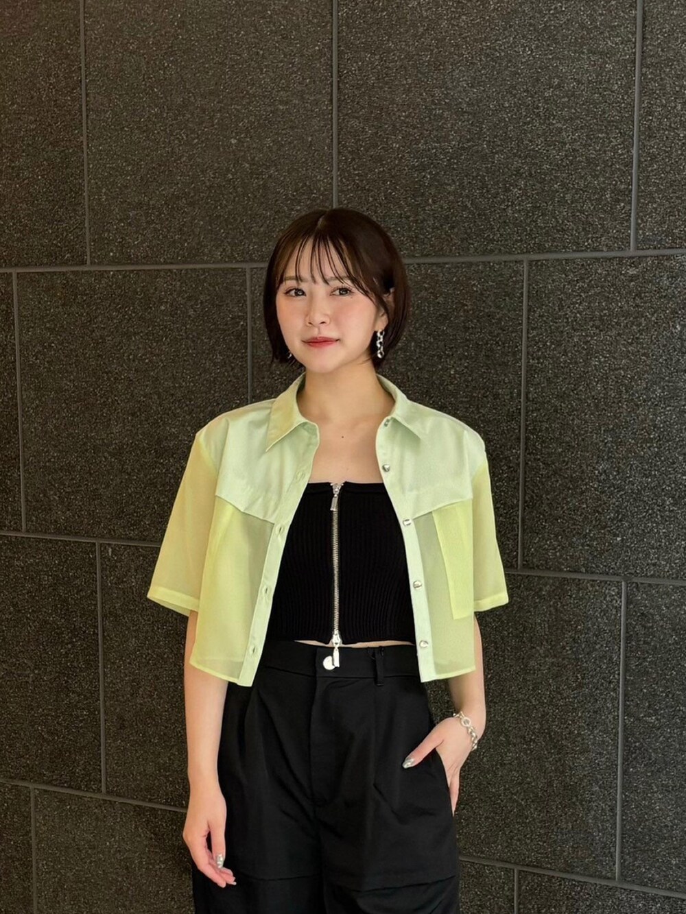 グリーン系のシャツ/ブラウス、ブラック系のカーゴパンツ、ブラック系のニット/セーターを着用したレディースの夏コーディネートの3枚目の写真