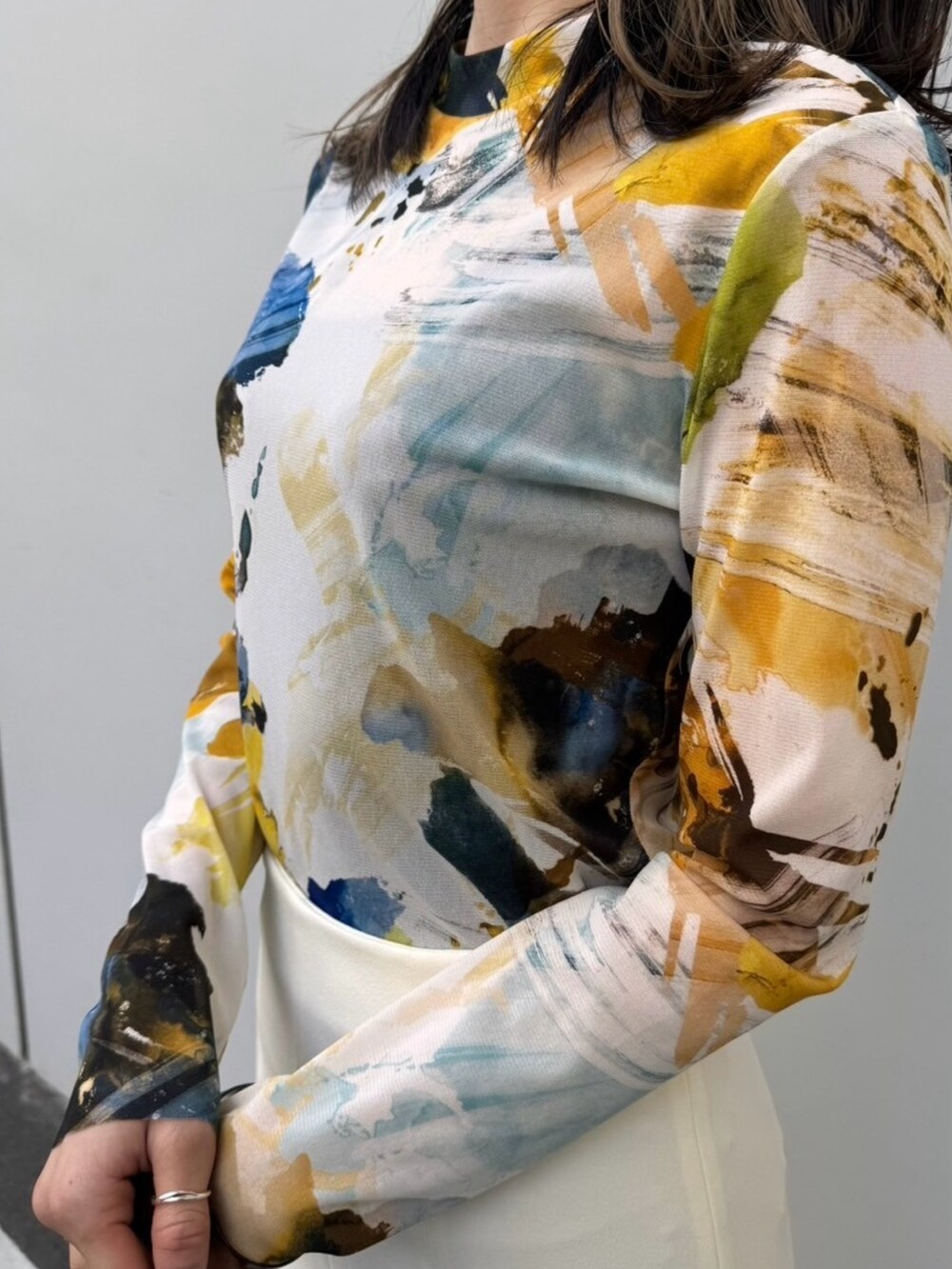 イエロー系のTシャツ/カットソー、ホワイト系のスカートを着用したレディースの冬コーディネートの8枚目の写真