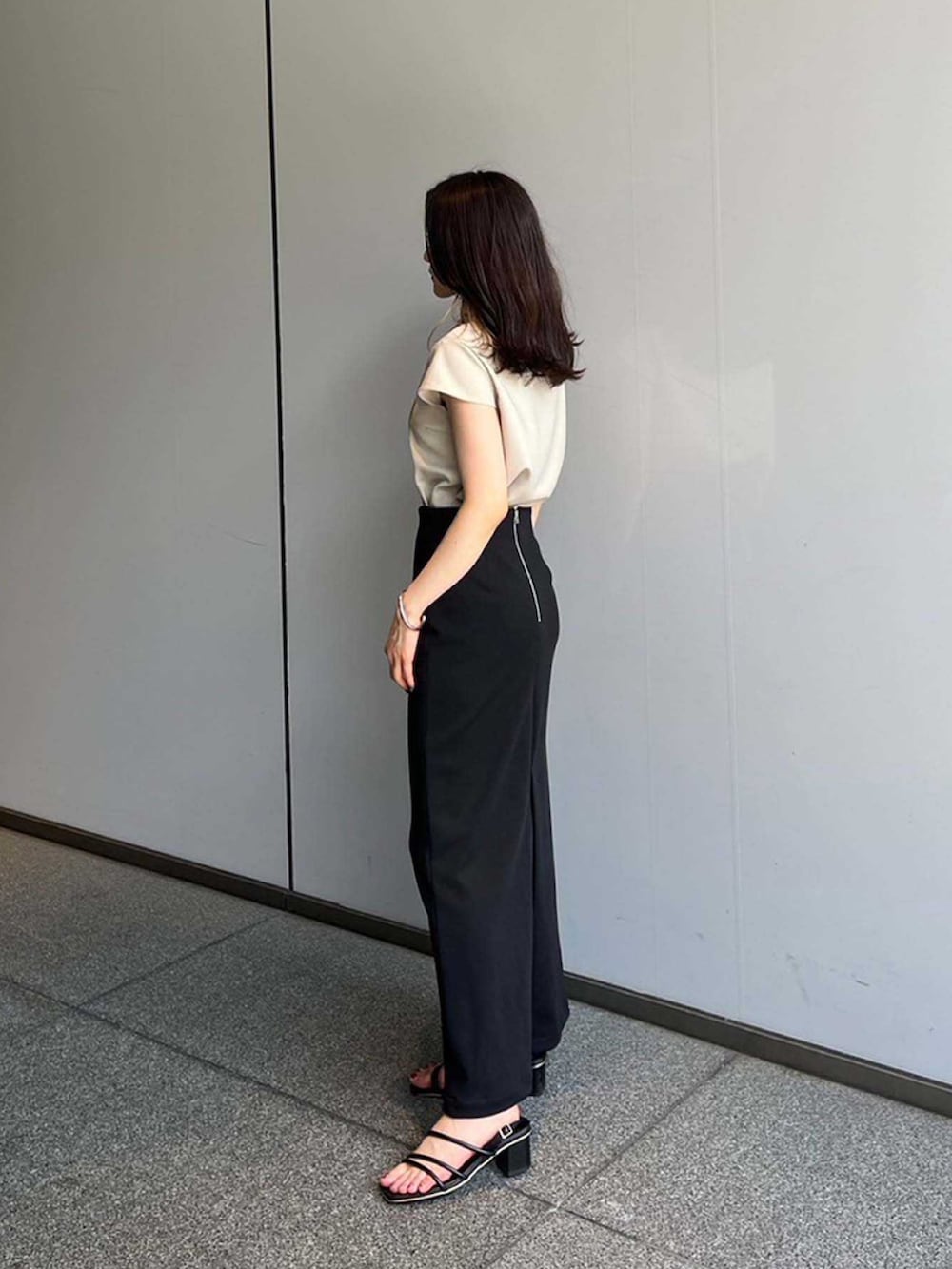 ベージュ系のシャツ/ブラウス、ブラック系のスカートを着用したレディースの夏コーディネートの2枚目の写真