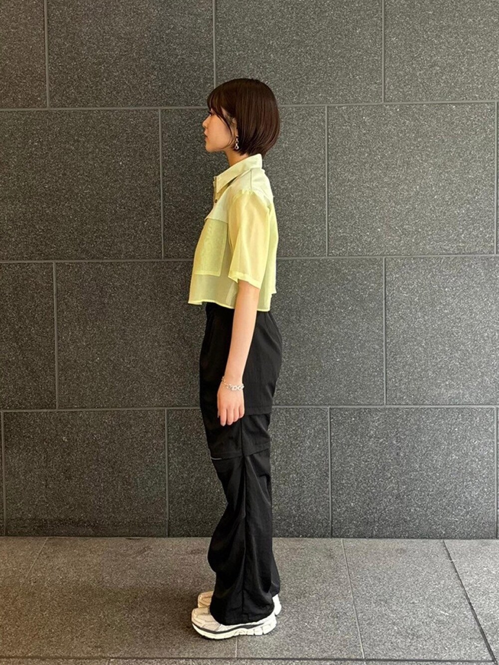 グリーン系のシャツ/ブラウス、ブラック系のカーゴパンツ、ブラック系のニット/セーターを着用したレディースの夏コーディネートの2枚目の写真