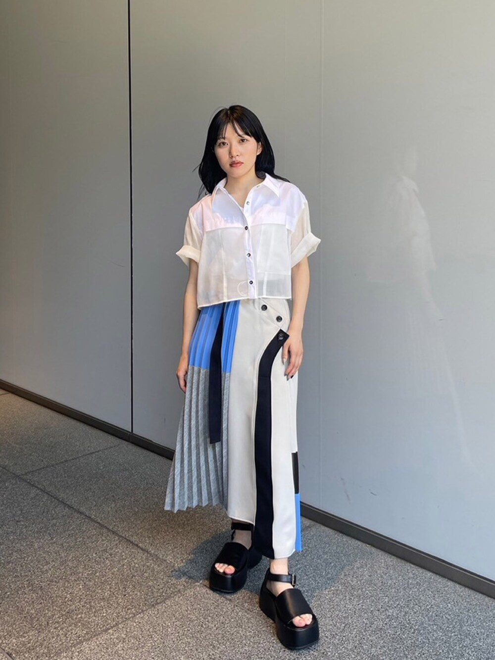 ホワイト系のシャツ/ブラウス、ブルー系のスカートを着用したレディースの夏コーディネートの2枚目の写真