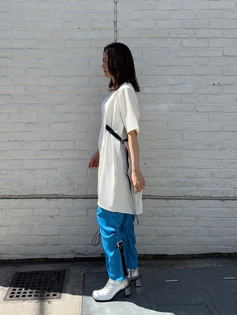 ホワイト系のTシャツ/カットソーを着用したレディースの春コーディネートの2枚目の写真