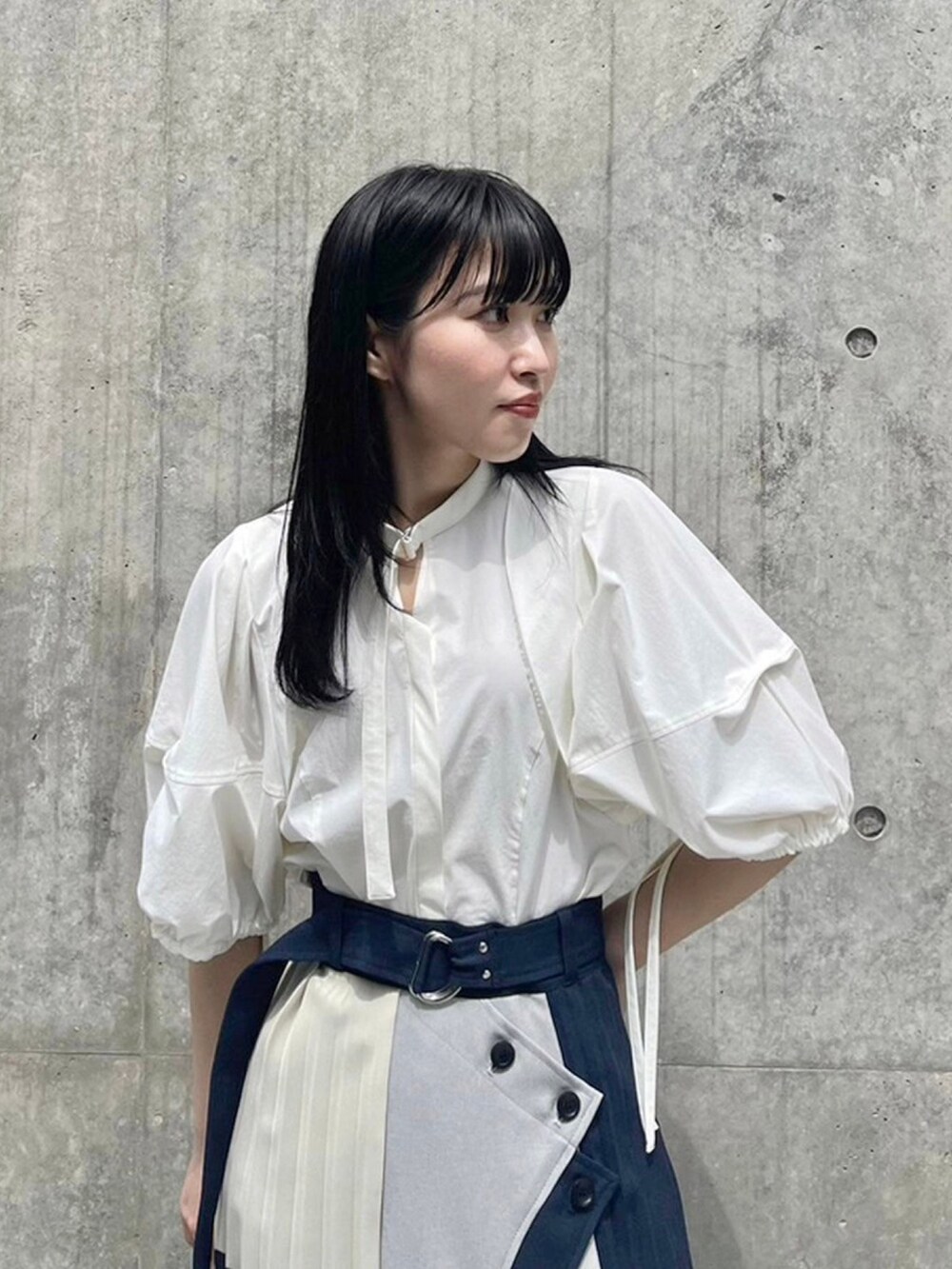 ホワイト系のシャツ/ブラウス、ブルー系のスカートを着用したレディースの春コーディネートの4枚目の写真