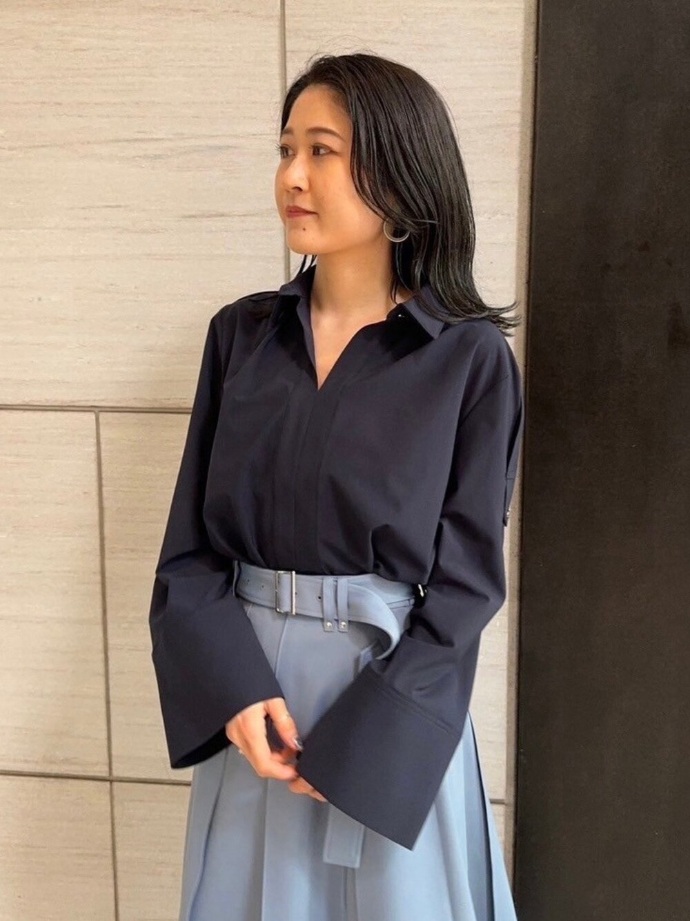 ブルー系のシャツ/ブラウス、ブルー系のスカートを着用したレディースの春コーディネートの4枚目の写真