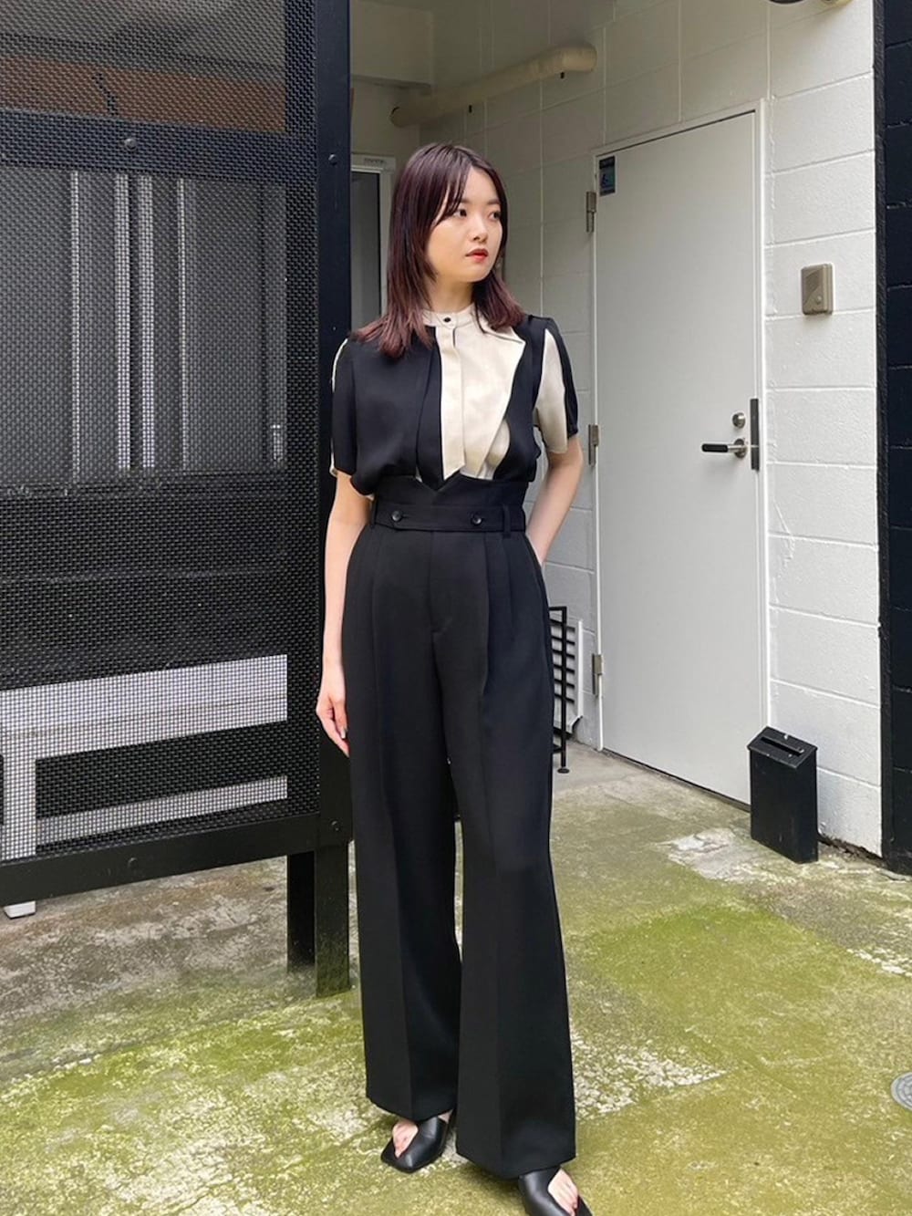 ブラック系のスラックス、ブラック系のテーラードジャケット、ベージュ系のシャツ/ブラウスを着用したレディースの春コーディネートの5枚目の写真