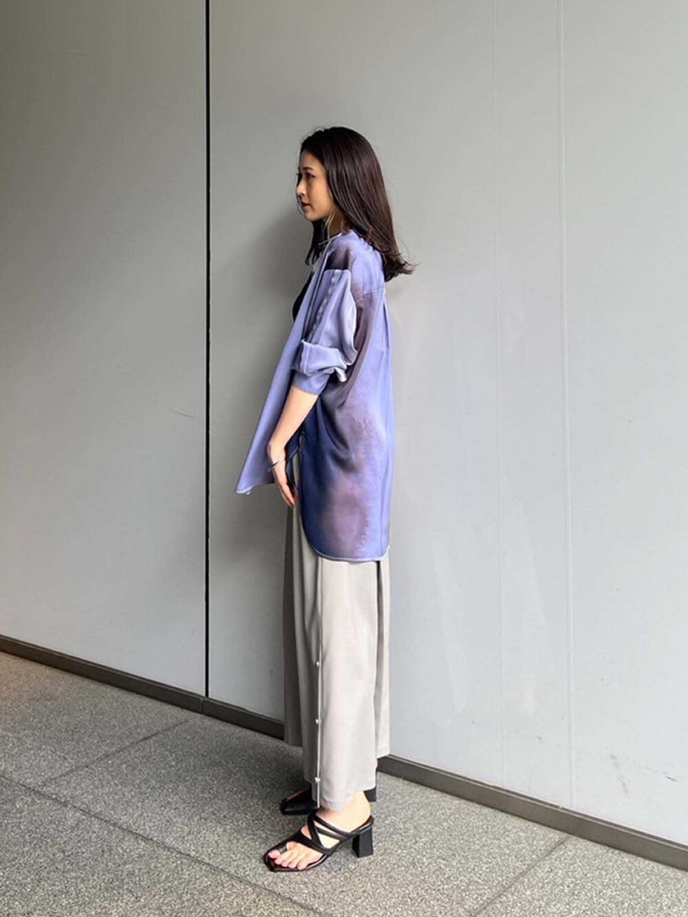 パープル系のシャツ/ブラウス、グレー系のスカートを着用したレディースの夏コーディネートの2枚目の写真