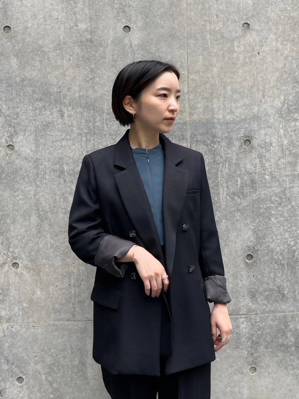 ブラック系のテーラードジャケット、ブラック系のその他パンツを着用したレディースの秋コーディネートの4枚目の写真