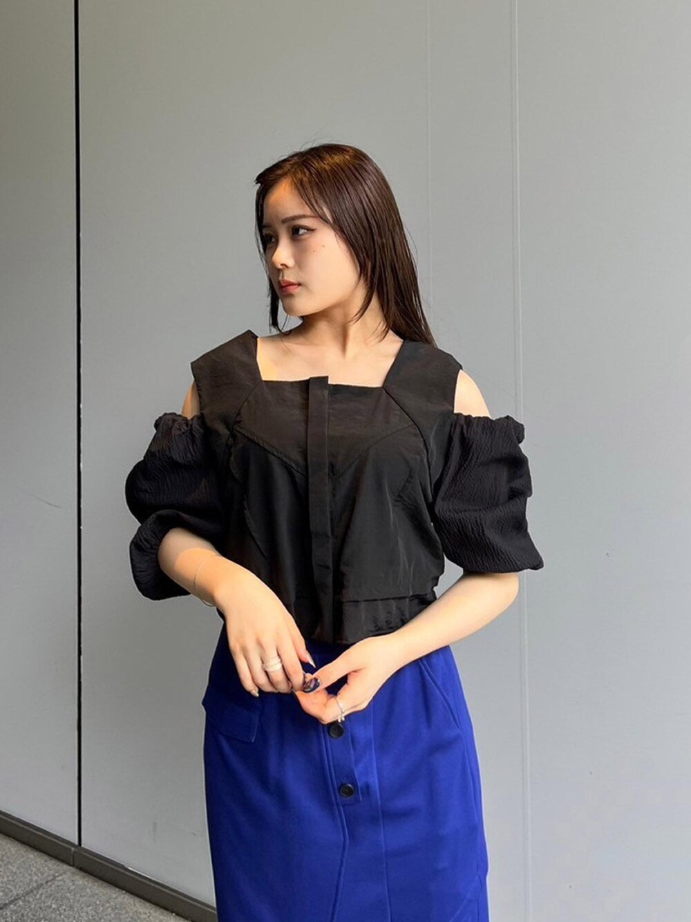 ブラック系のシャツ/ブラウス、ブルー系のスカートを着用したレディースの夏コーディネートの4枚目の写真