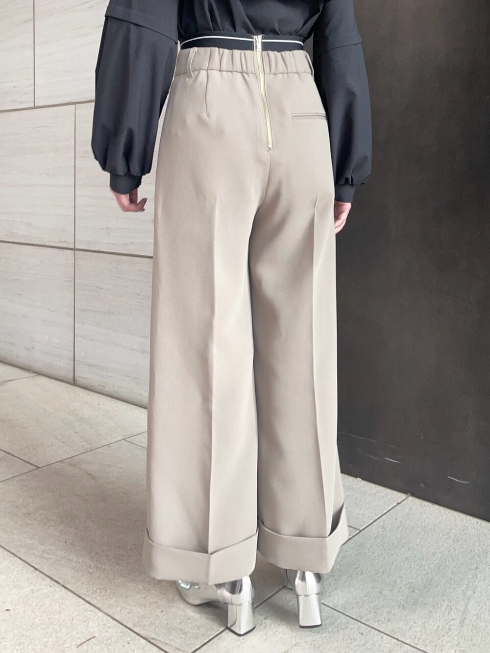 ブラック系のシャツ/ブラウス、ベージュ系のその他パンツを着用したレディースの春コーディネートの9枚目の写真