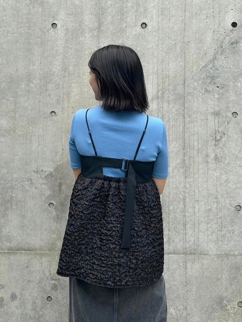 ブラック系のキャミソール、ブルー系のTシャツ/カットソーを着用したレディースの春コーディネートの6枚目の写真