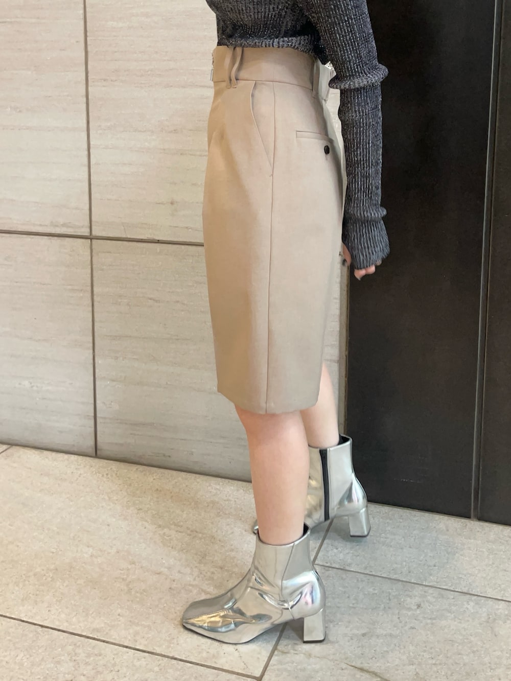 ブラック系のニット/セーター、ベージュ系のその他パンツを着用したレディースの春コーディネートの5枚目の写真