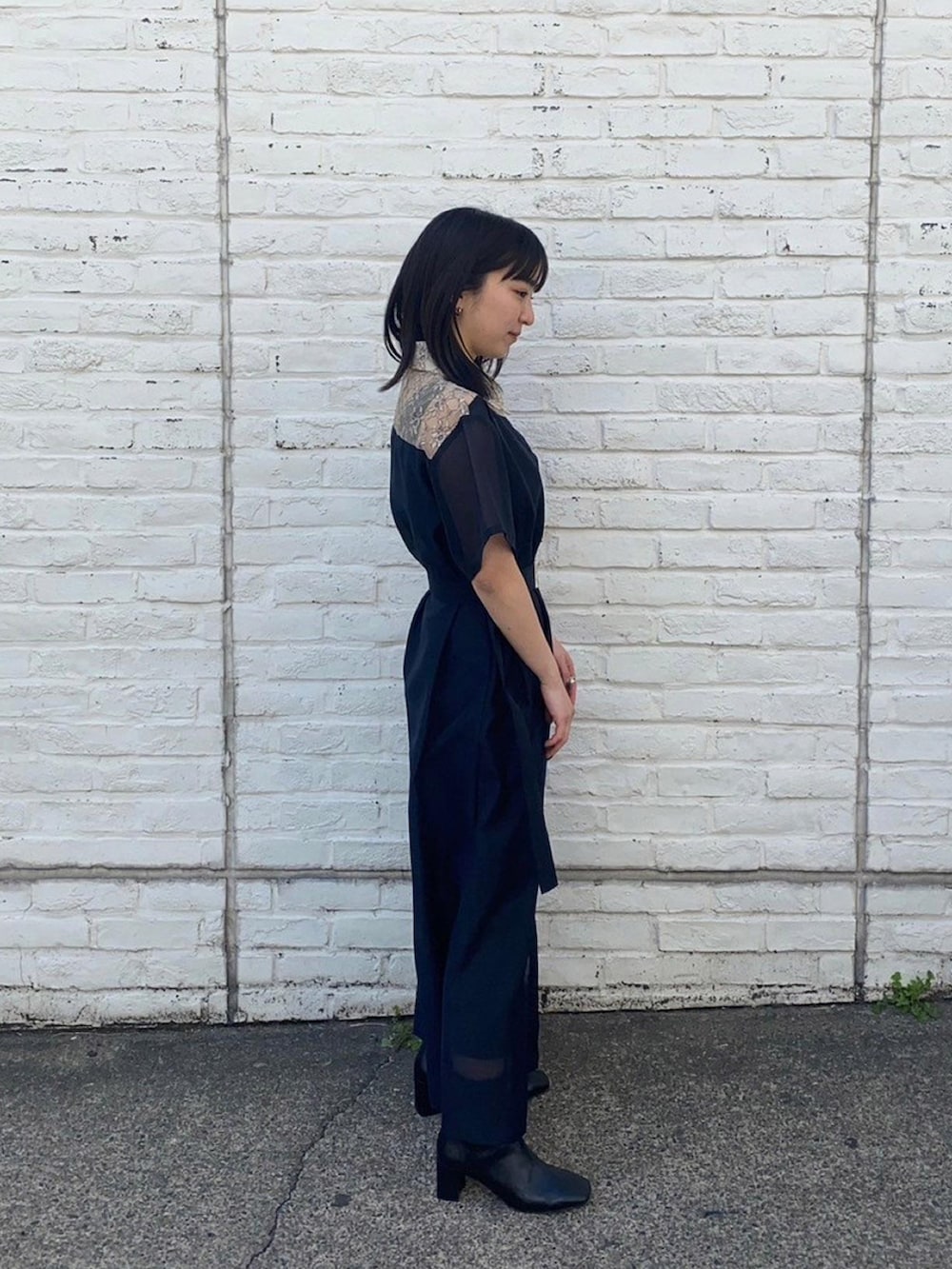 ブルー系のシャツワンピースを着用したレディースの春コーディネートの4枚目の写真