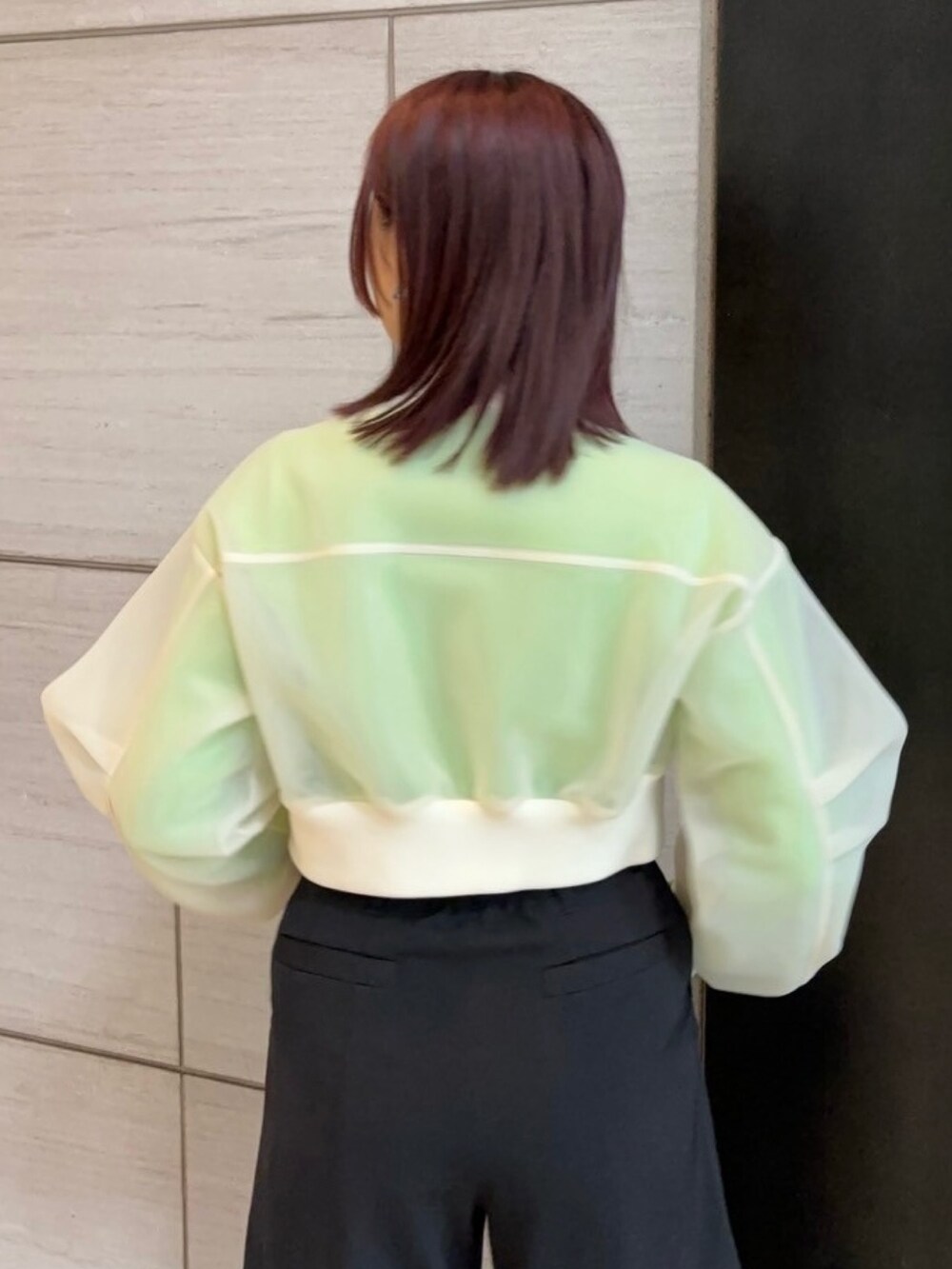 ベージュ系のブルゾン、グリーン系のニット/セーター、ブラック系のその他パンツを着用したレディースの春コーディネートの6枚目の写真