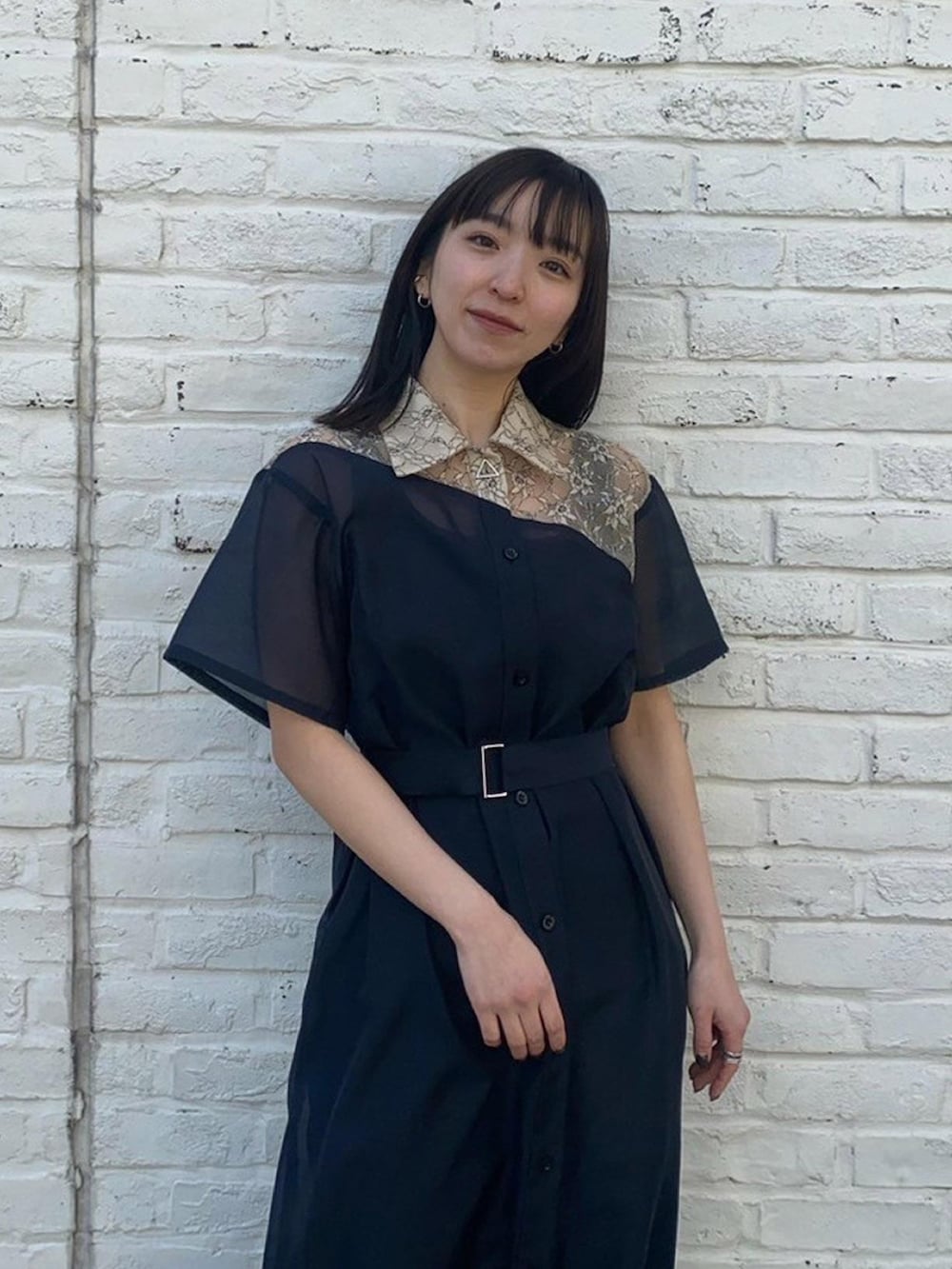 ブルー系のシャツワンピースを着用したレディースの春コーディネートの5枚目の写真