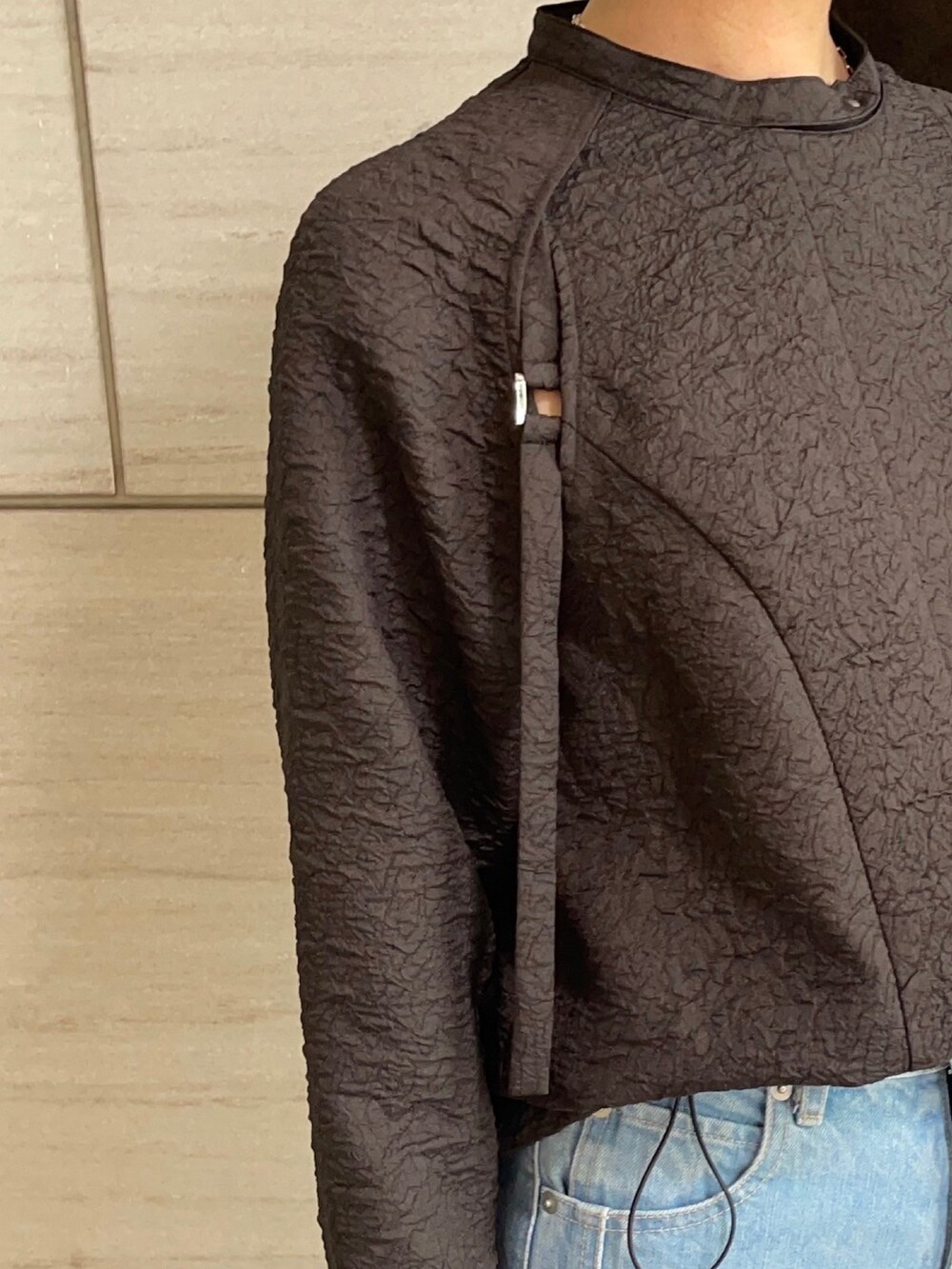 ブラック系のシャツ/ブラウスを着用したレディースの春コーディネートの8枚目の写真