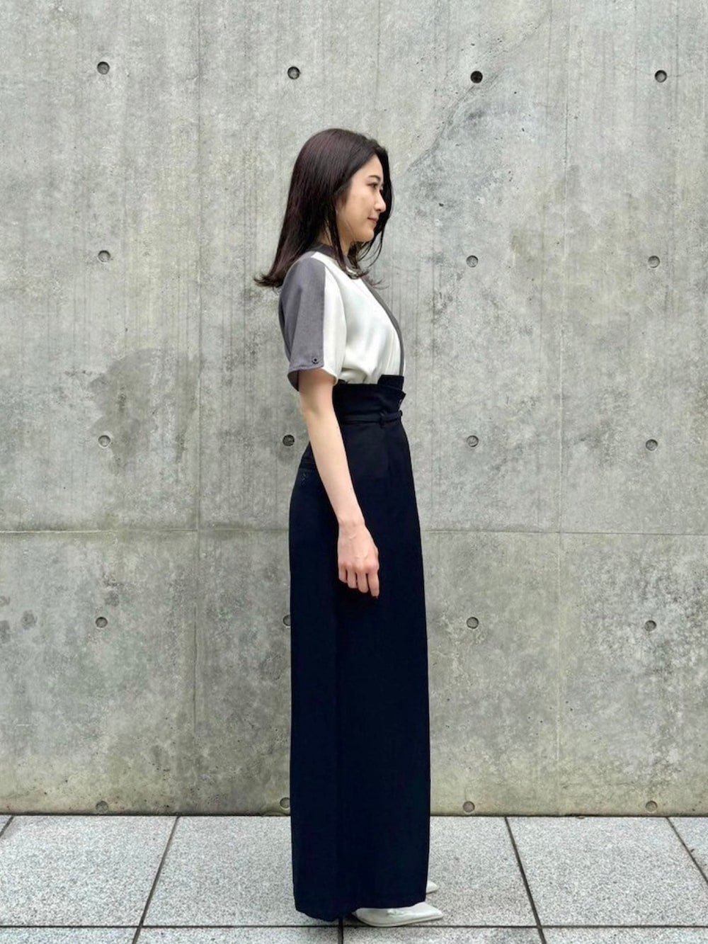 グレー系のシャツ/ブラウスを着用したレディースの春コーディネートの4枚目の写真