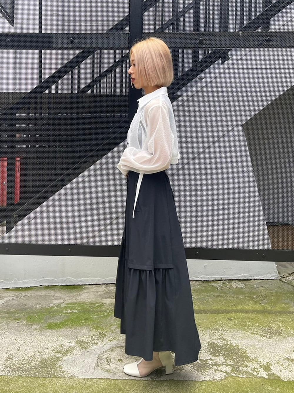 ホワイト系のシャツ/ブラウス、ブルー系のタンクトップ、ブラック系のスカートを着用したレディースの春コーディネートの2枚目の写真