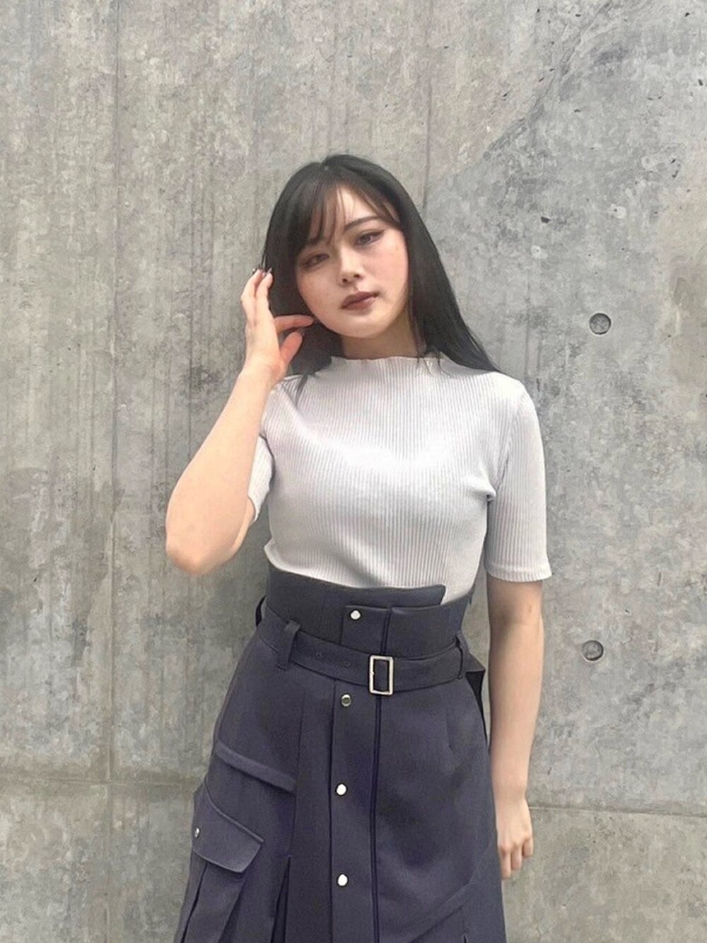 ホワイト系のTシャツ/カットソー、ブラック系のスカートを着用したレディースの春コーディネートの5枚目の写真