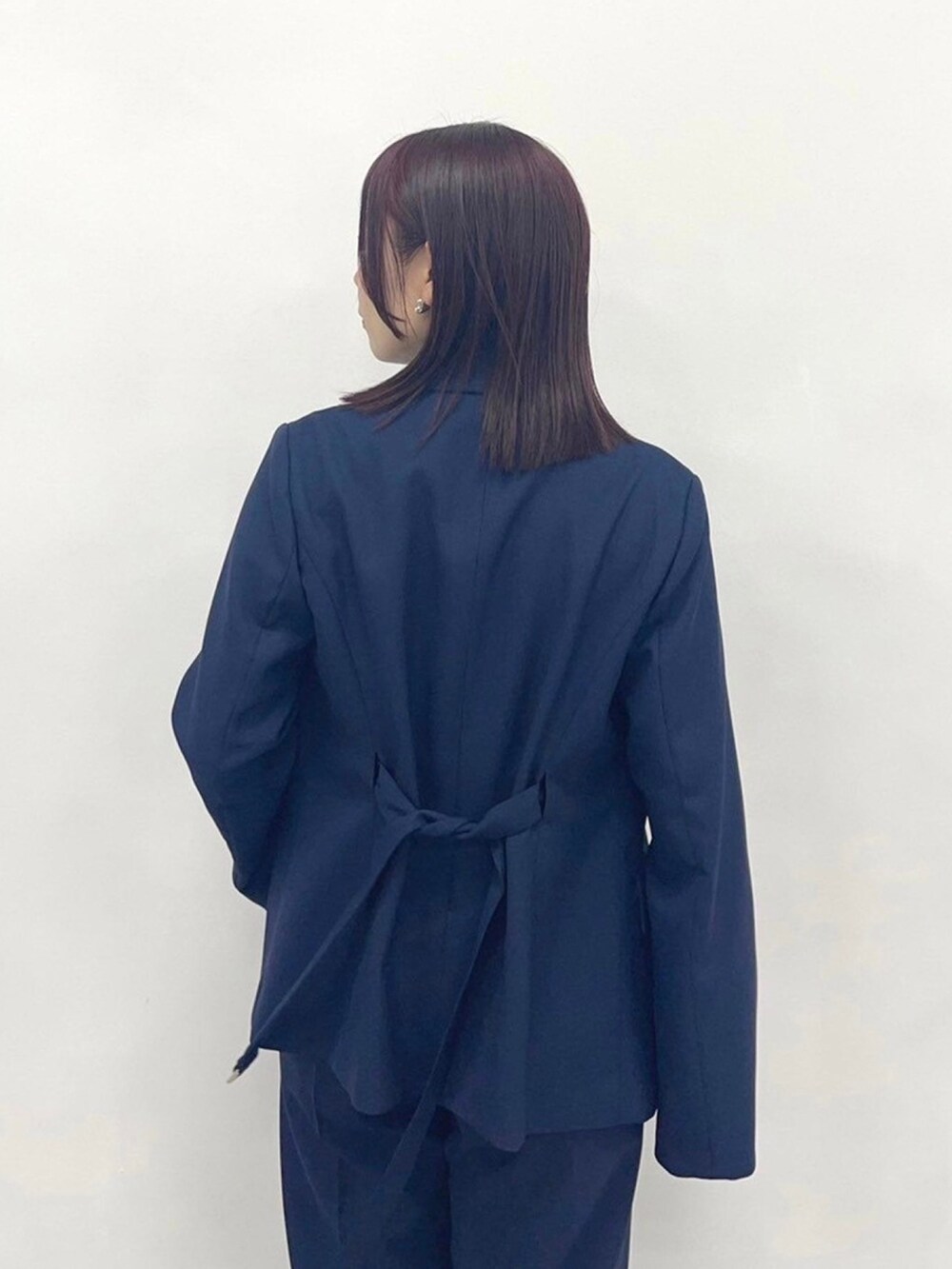 ブルー系のセットアップ、ブルー系のスラックスを着用したレディースの春コーディネートの8枚目の写真