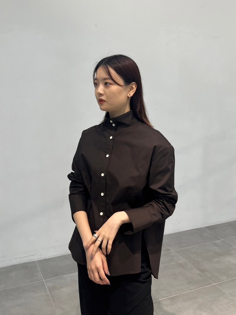 ブラウン系のシャツ/ブラウス、ブラック系のスカートを着用したレディースの秋コーディネートの4枚目の写真