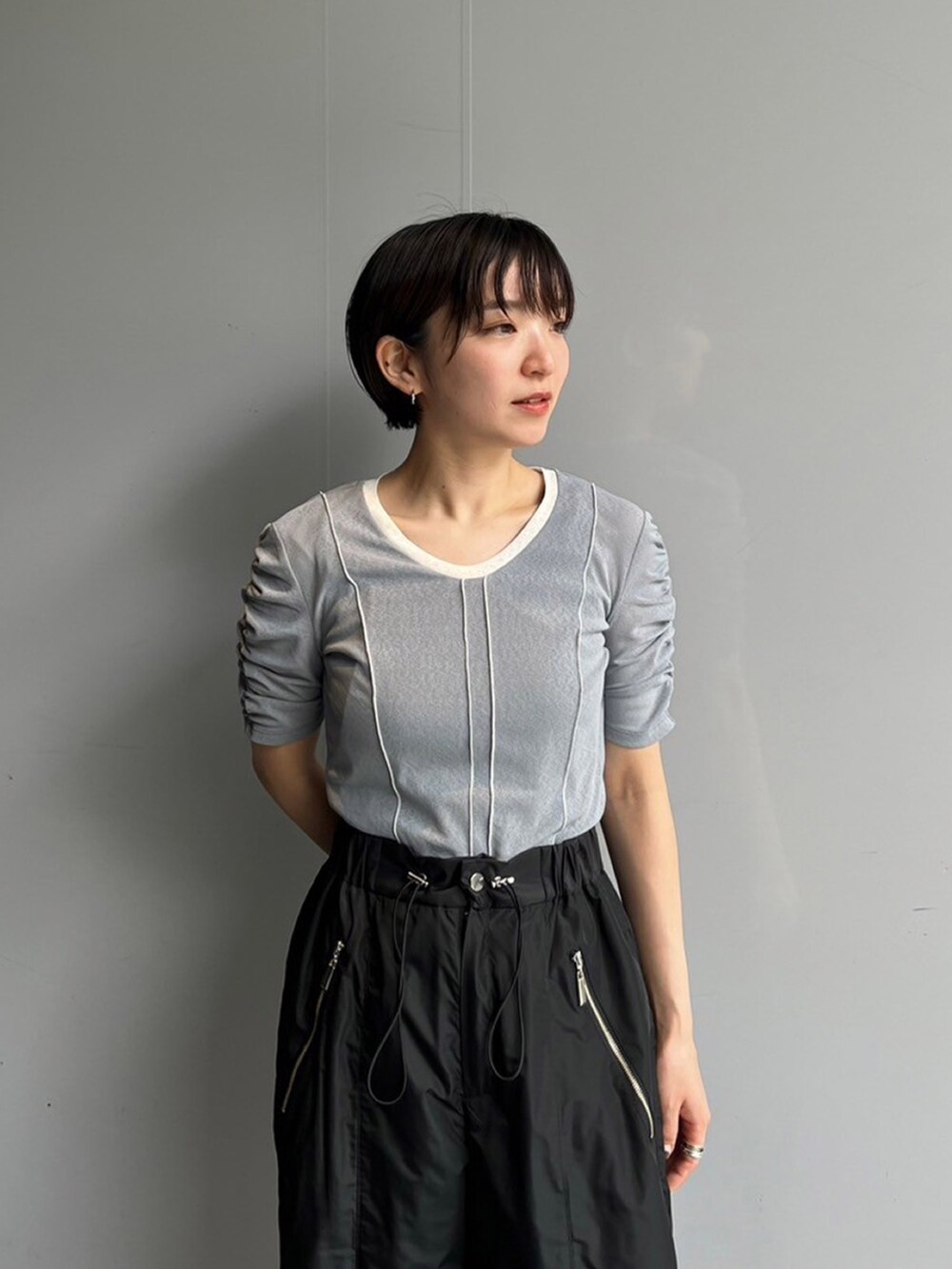 ブラック系のその他パンツ、グリーン系のTシャツ/カットソーを着用したレディースの夏コーディネートの3枚目の写真