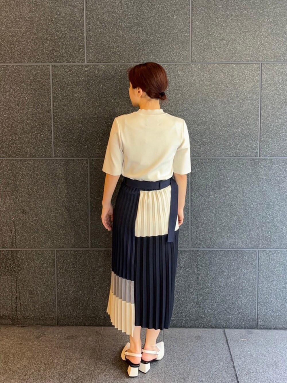 ホワイト系のニット/セーター、ブルー系のスカートを着用したレディースの夏コーディネートの3枚目の写真