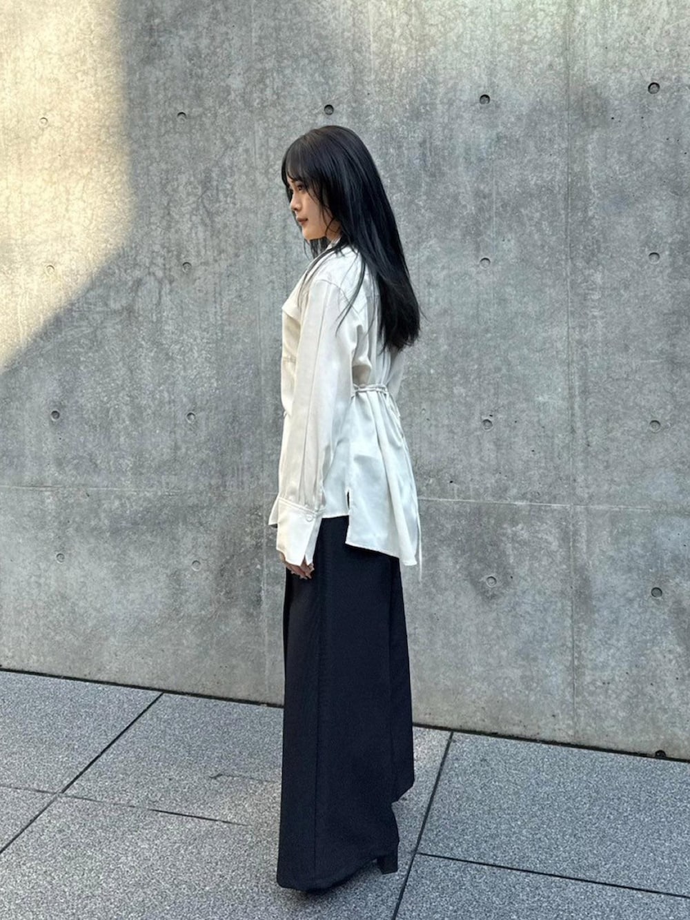 ベージュ系のシャツ/ブラウス、ブラック系のその他パンツを着用したレディースの秋コーディネートの2枚目の写真