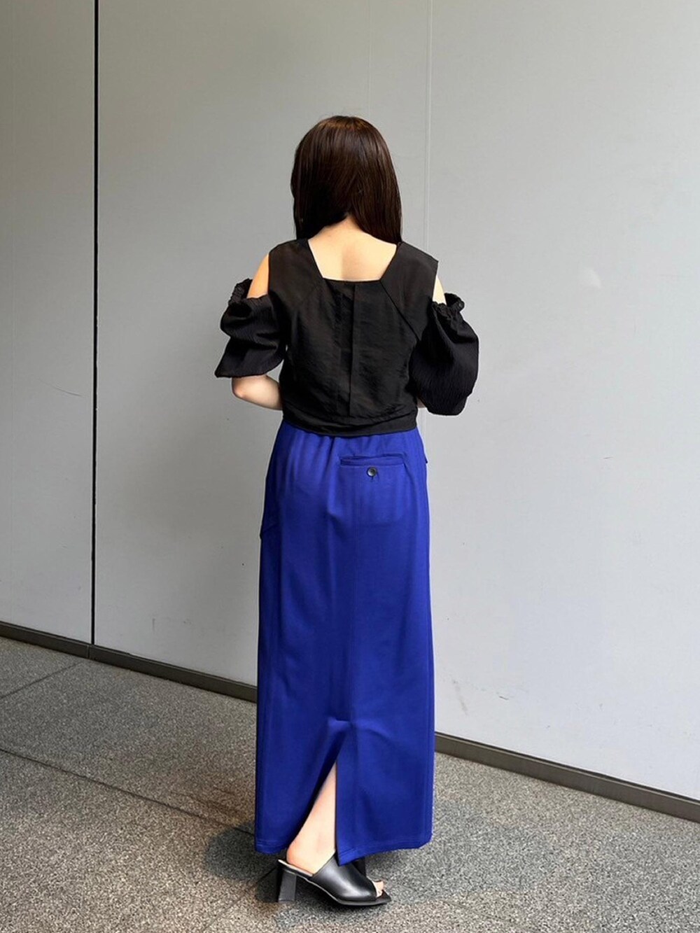 ブラック系のシャツ/ブラウス、ブルー系のスカートを着用したレディースの夏コーディネートの3枚目の写真