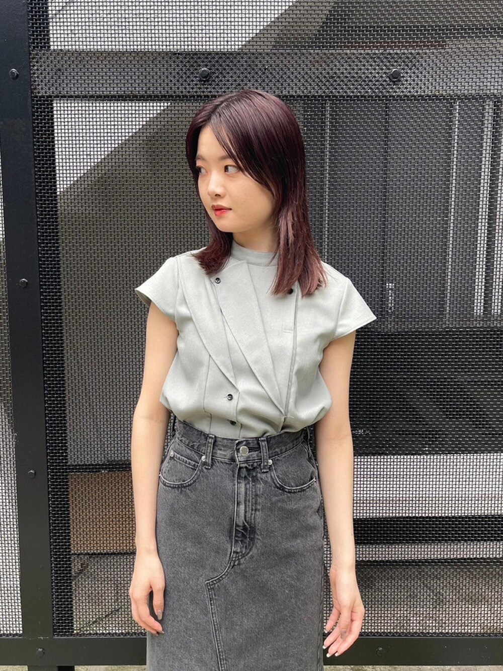 グリーン系のシャツ/ブラウス、ブラック系のデニムスカートを着用したレディースの春コーディネートの5枚目の写真