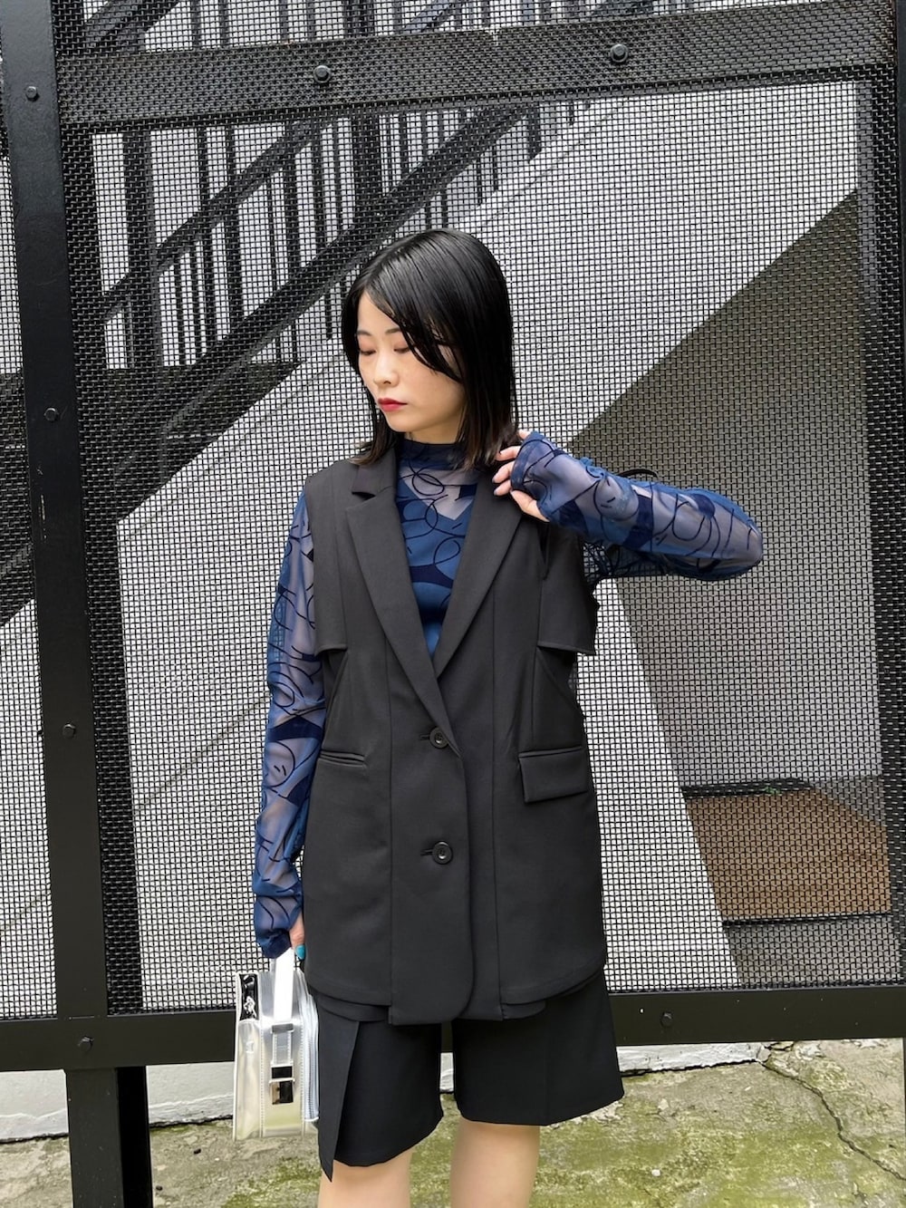 ブラック系のベスト、ブルー系のTシャツ/カットソー、ブラック系のその他パンツを着用したレディースの春コーディネートの5枚目の写真