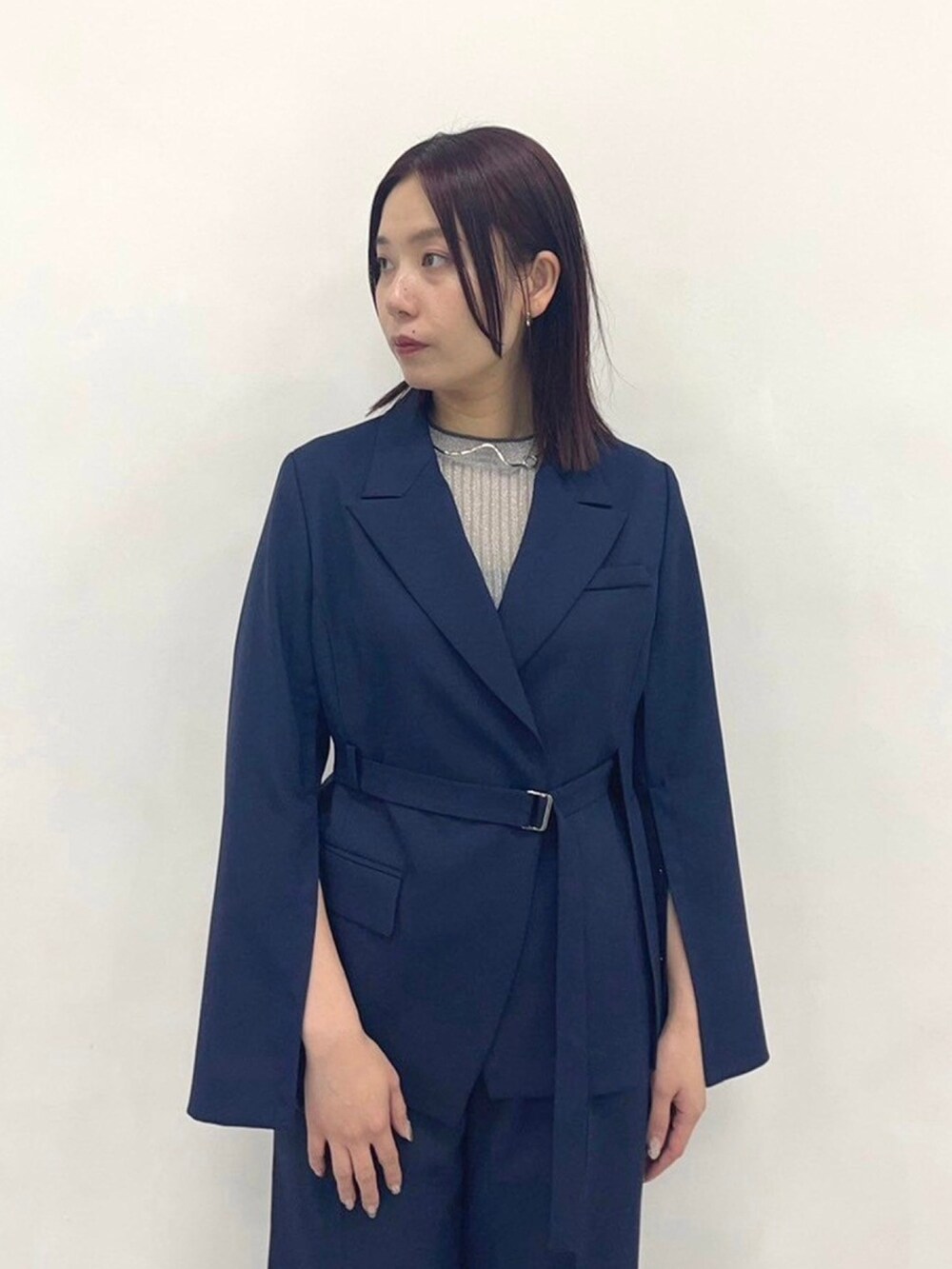 ブルー系のセットアップ、ブルー系のスラックスを着用したレディースの春コーディネートの5枚目の写真