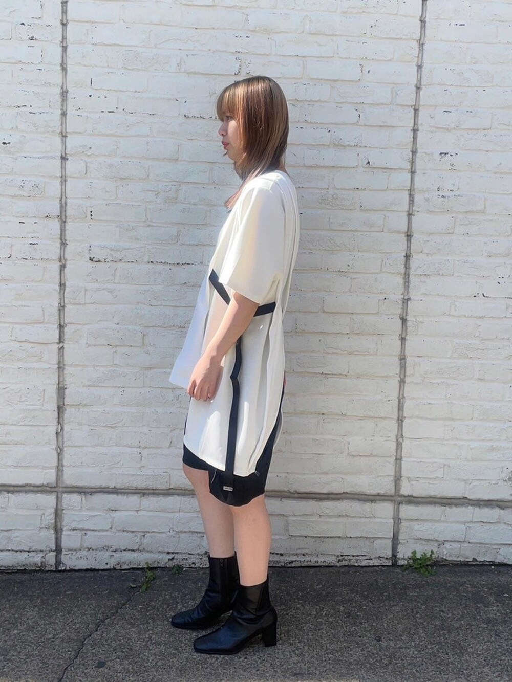 ホワイト系のTシャツ/カットソーを着用したレディースの春コーディネートの2枚目の写真