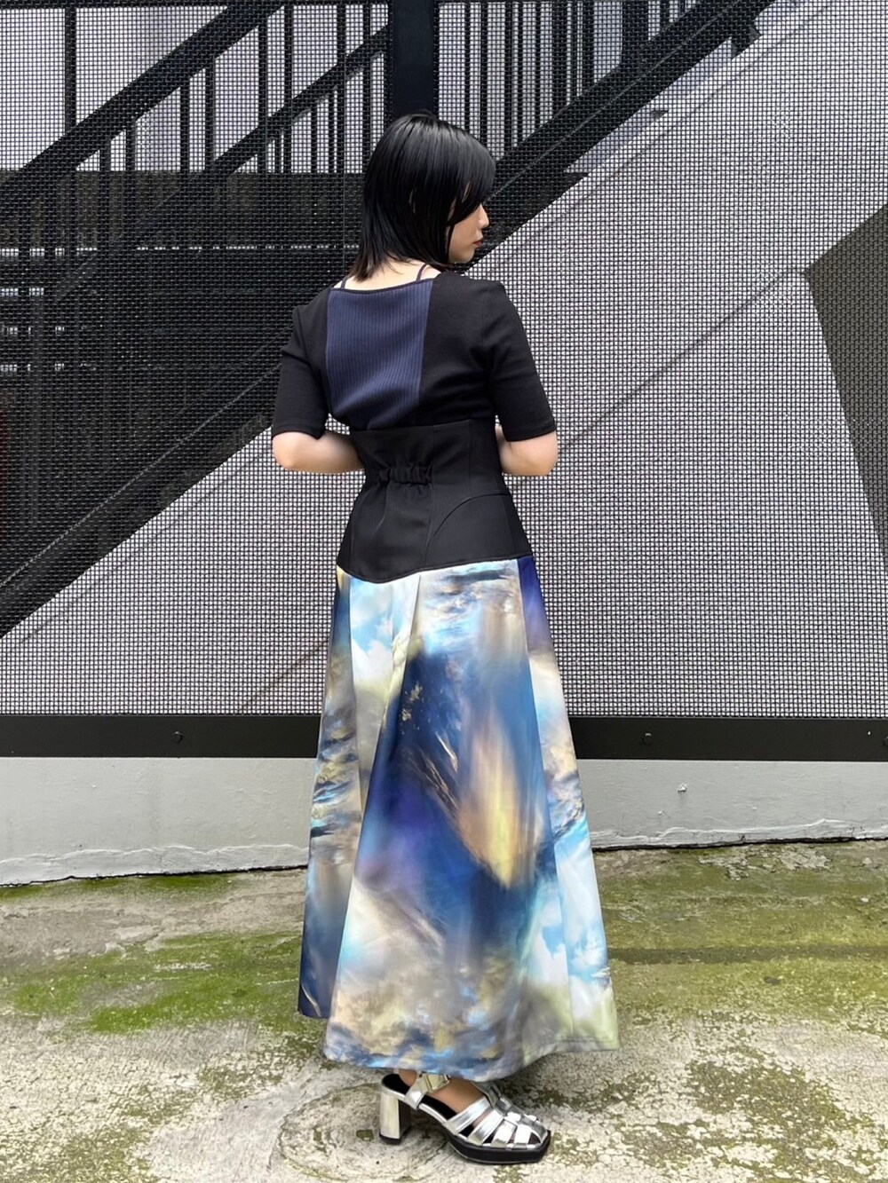 「柄スカート、フレアスカート、スカート、ロングスカート、ハイウエスト、ハイウエストスカート、夏コーデ、モード、UNITED TOKYO」｜「UNITED TOKYOのスクエアーリブカットソー（Tシャツ/カットソー、ブラック系）」を使った、UNITED TOKYO STAFFさん（レディース・146cm）の春コーディネートの3枚目の写真