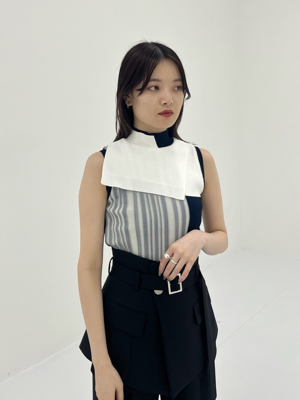 ブラック系のその他パンツ、ブルー系のニット/セーターを着用したレディースの夏コーディネートの3枚目の写真